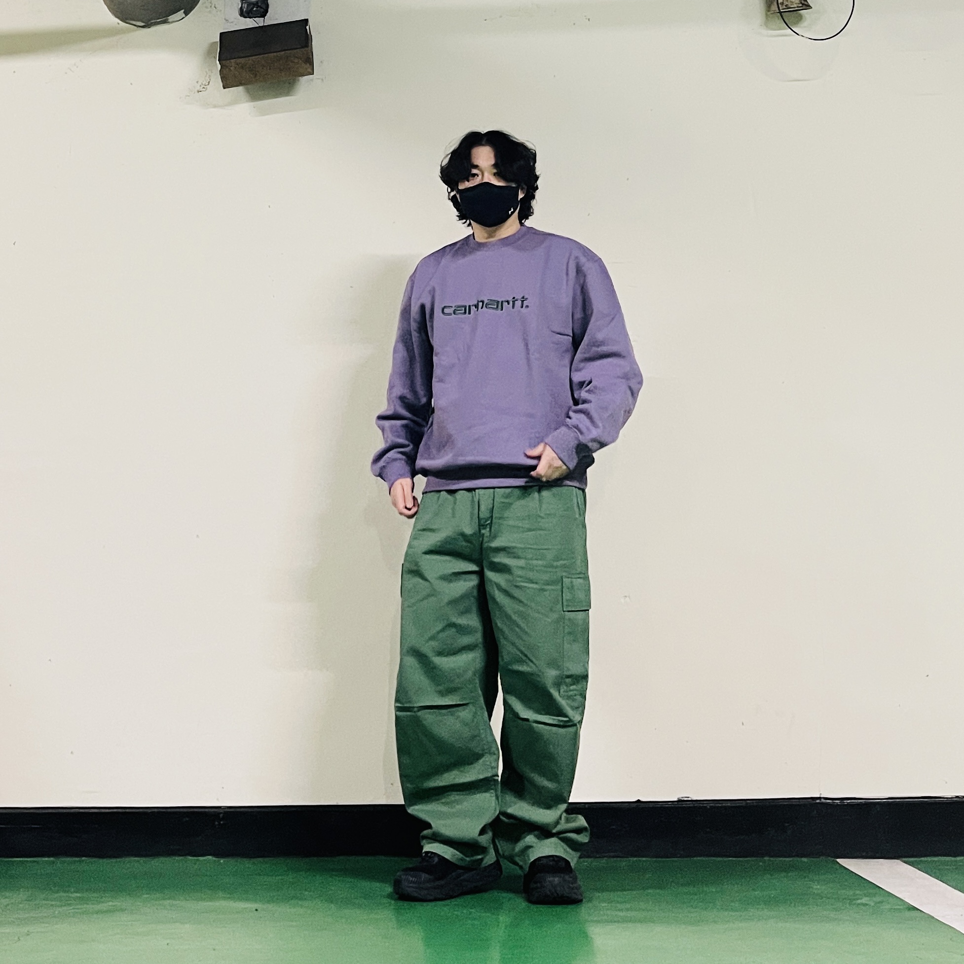 Carhartt WIP Cole Cargo Pant Duck Green, Carhartt WIP Carhartt Sweatshirt Glassy Purple Discovery Green 착용 스타일 - 4