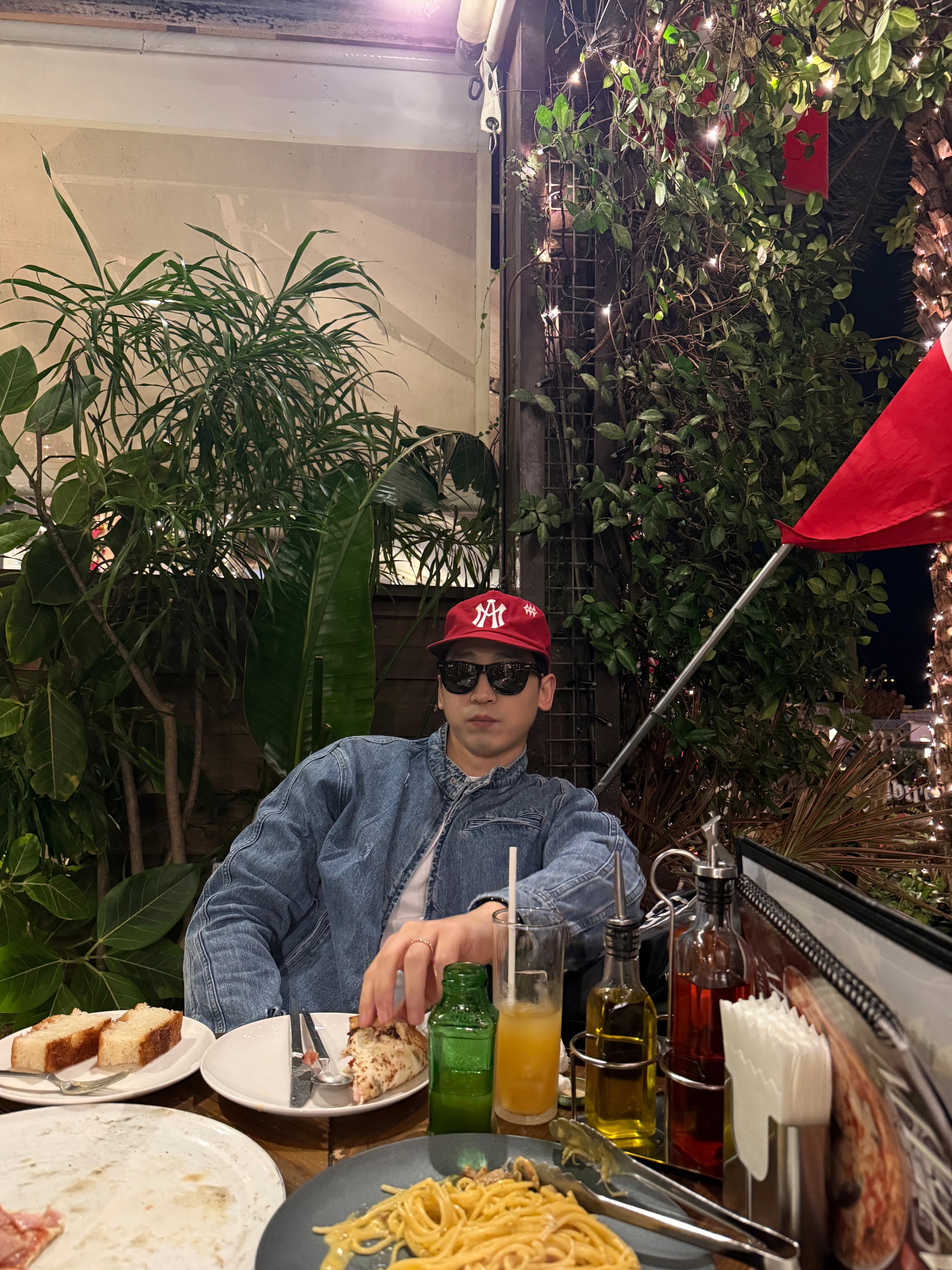 Nike x Jacquemus Moon Shoe SP Alabaster Off Noir, Ray-Ban Original Wayfarer Classic Polished Black Frame Green Classic G-15 Lenses Low Bridge Fit 착용 스타일 - 2