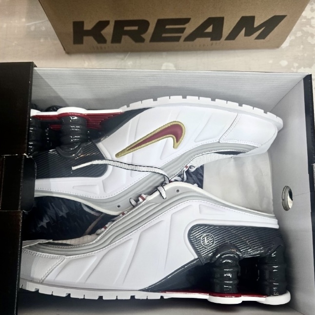 Nike x Martine Rose Shox MR4 White and Varsity Red 착용 스타일 - 1