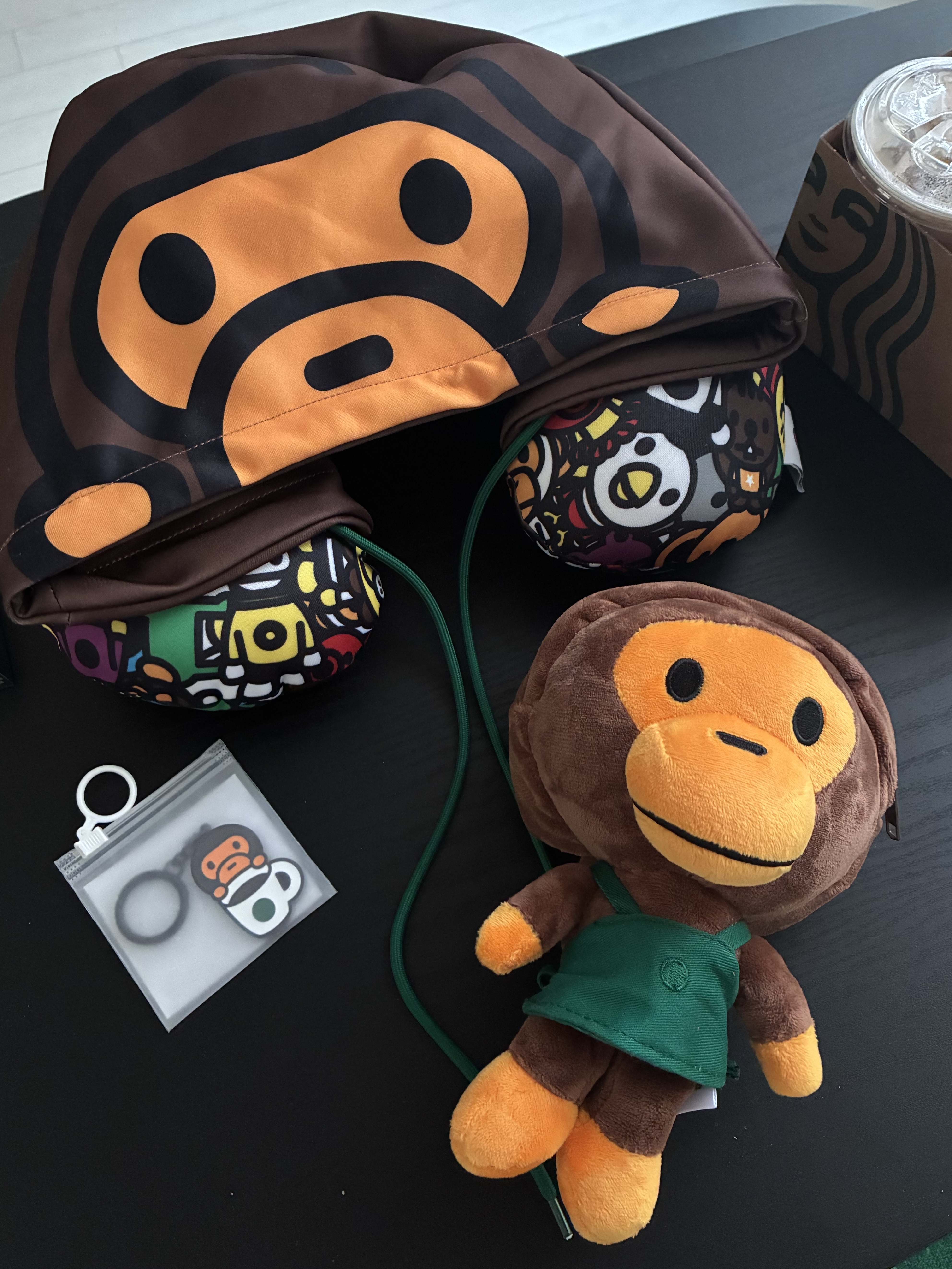 Starbucks x BAPE Baby Milo Foldable Bag, Starbucks x BAPE Baby Milo Neck Pillow 착용 스타일