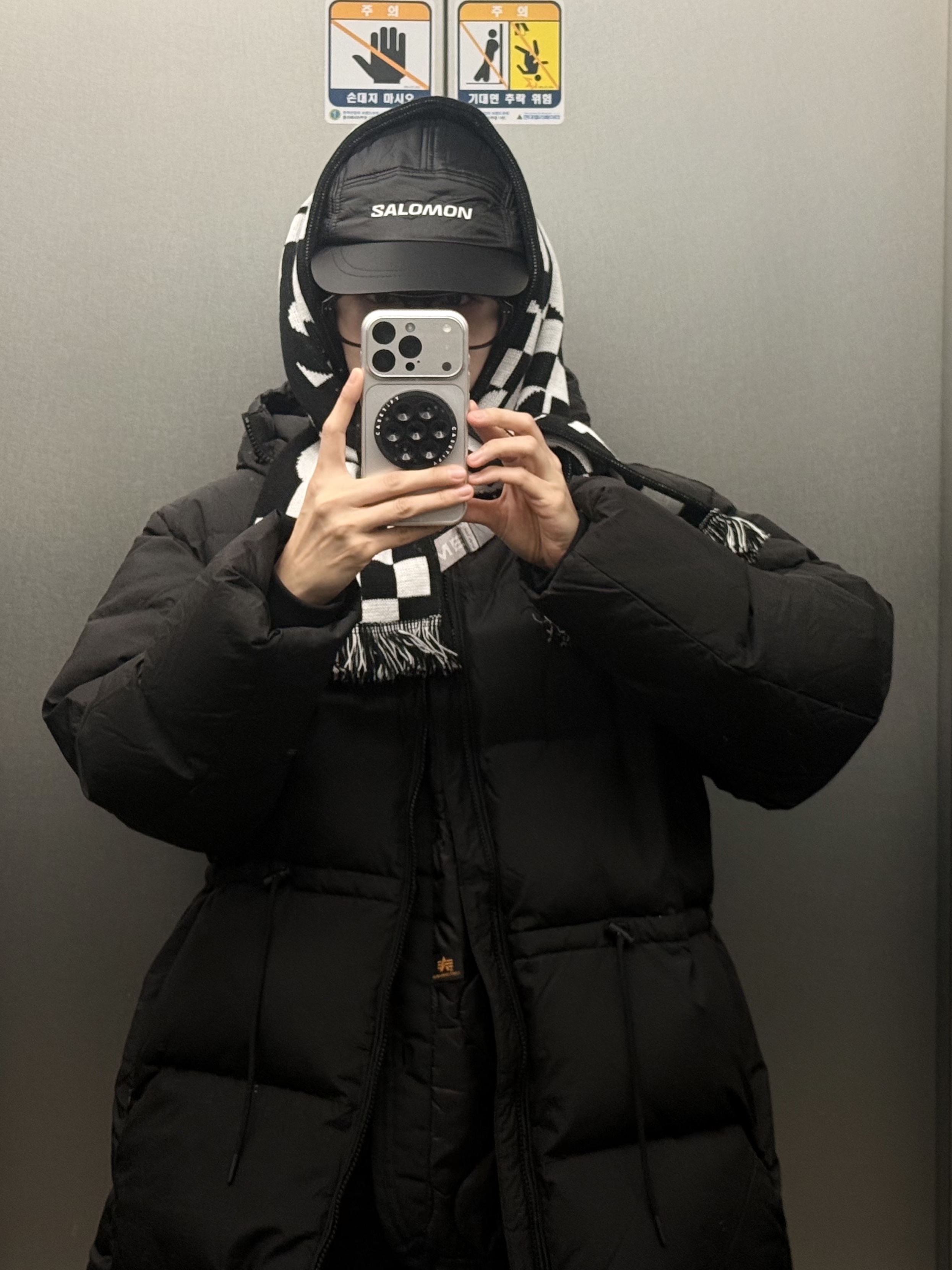 Salomon Thermo Trapper Hat Black, CDG Logo Check Muffler White Black 착용 스타일 - 2