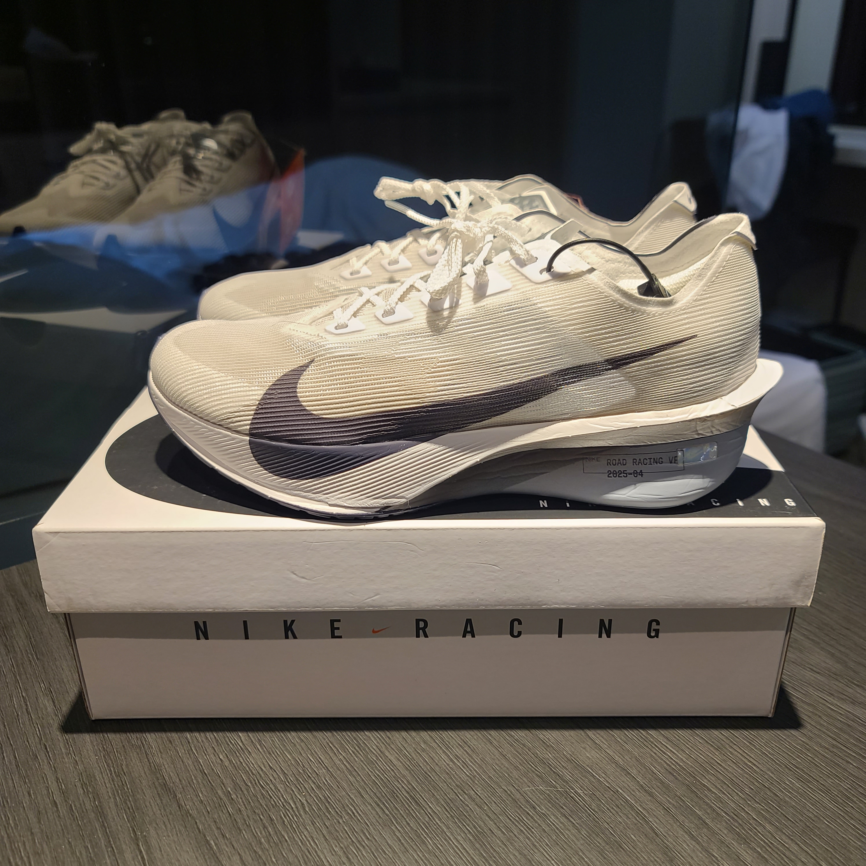 Nike ZoomX Vaporfly Next% 4 White Gridiron 착용 스타일 - 1
