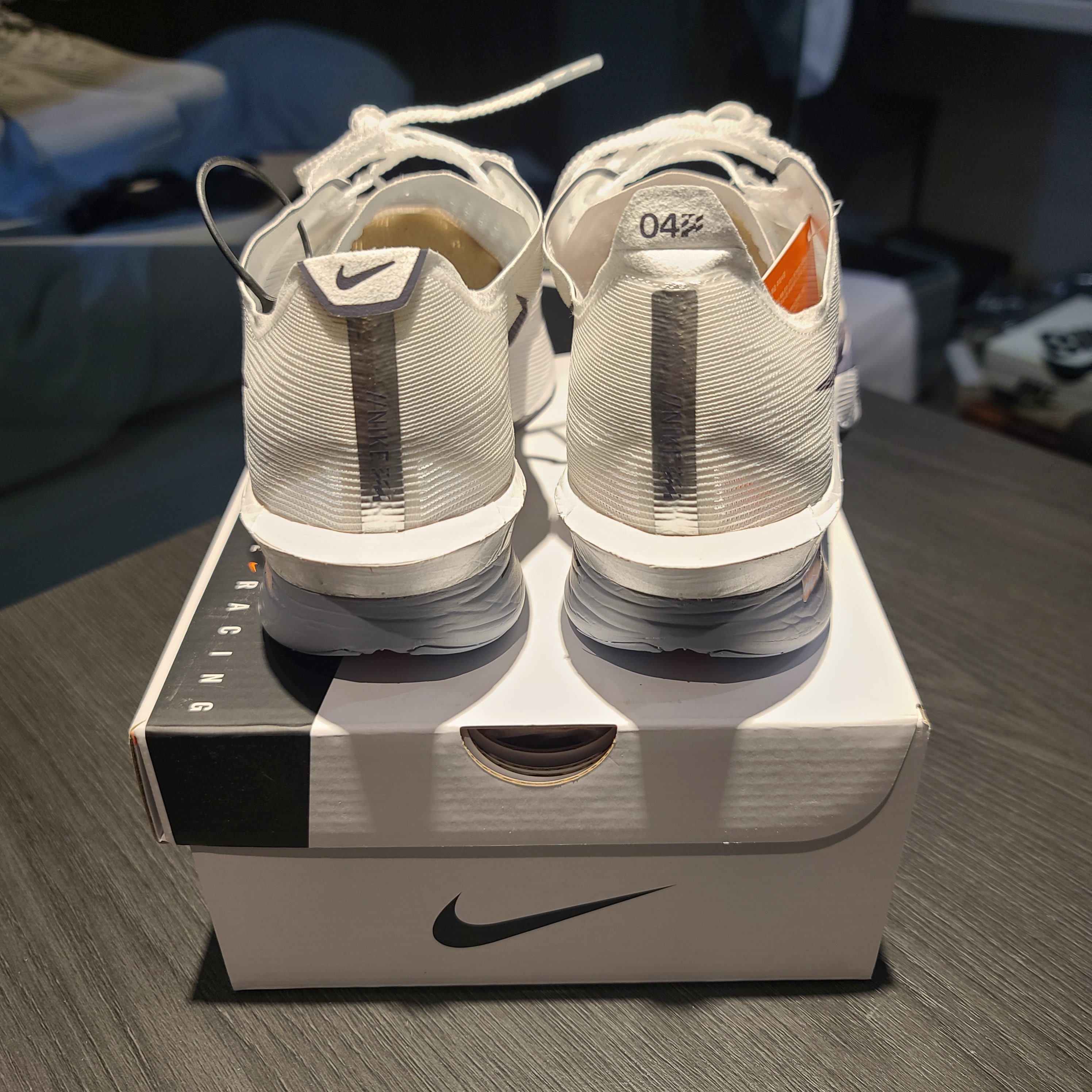 Nike ZoomX Vaporfly Next% 4 White Gridiron 착용 스타일 - 3