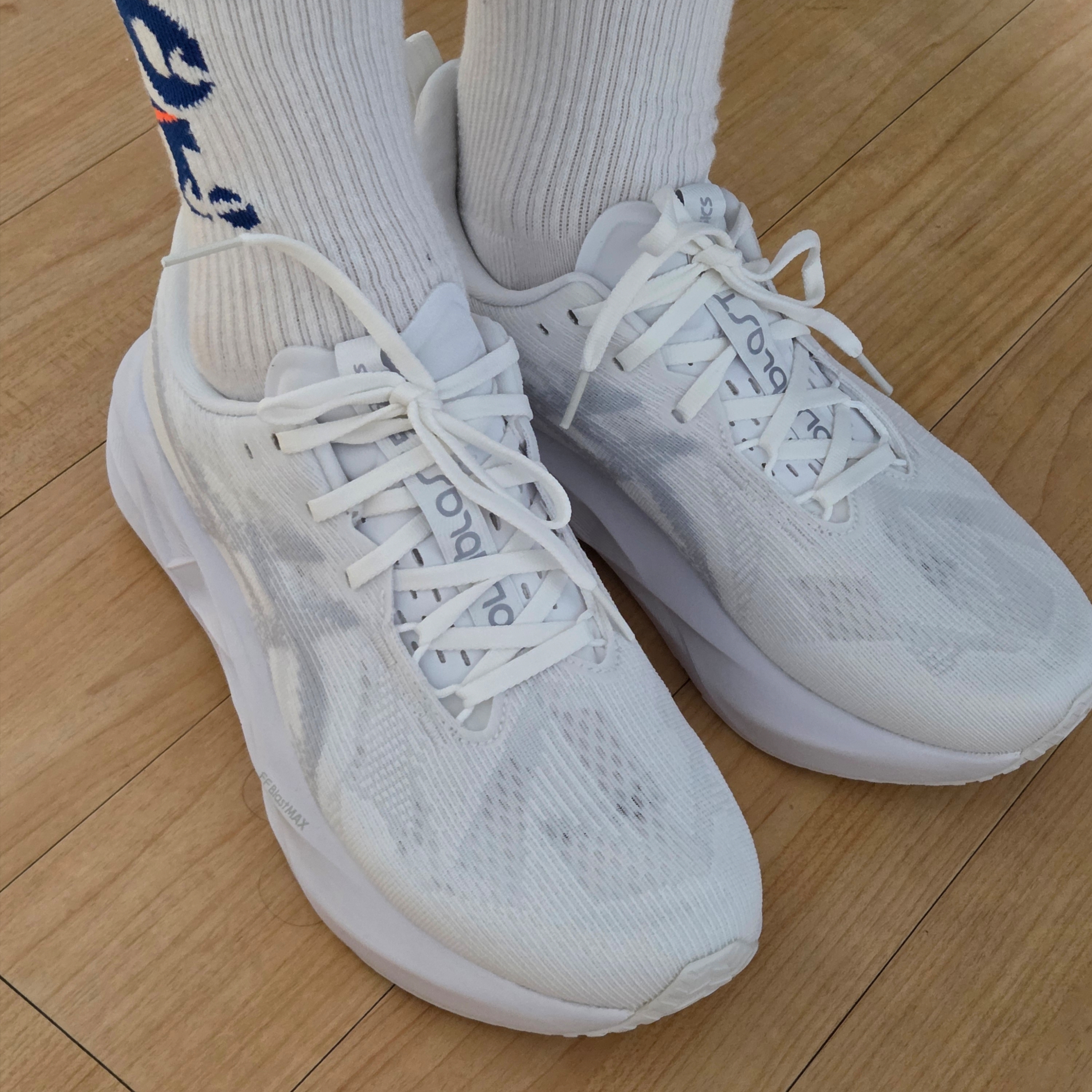 Asics Novablast 5 White Piedmont Grey 착용 스타일