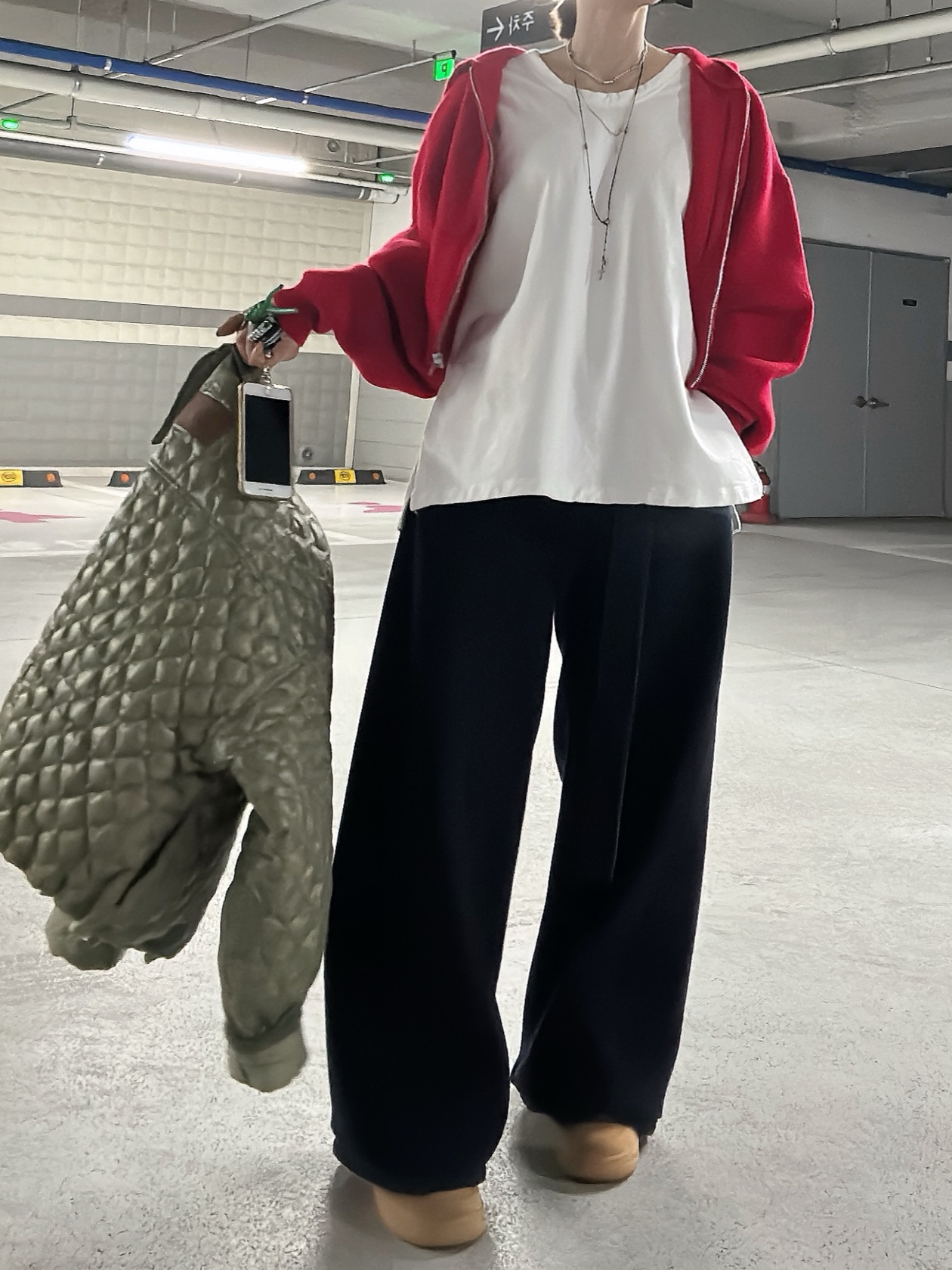 Nike Air Force 1 '07 WB Flax, Alo Yoga Iconic Shopper Tote Bag Grey Tiedye 착용 스타일 - 3