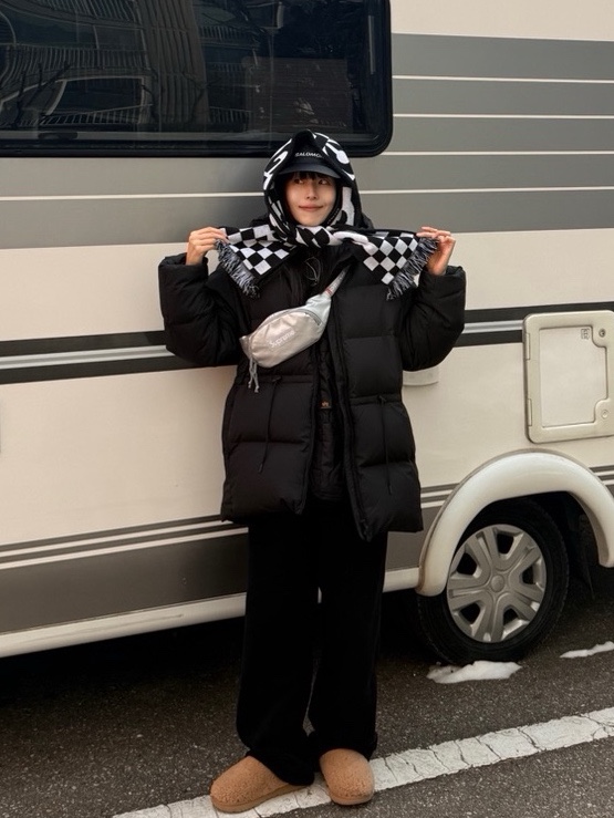 CDG Logo Check Muffler White Black, CDG x Alpha Industries Liner Jacket Black 착용 스타일 - 2