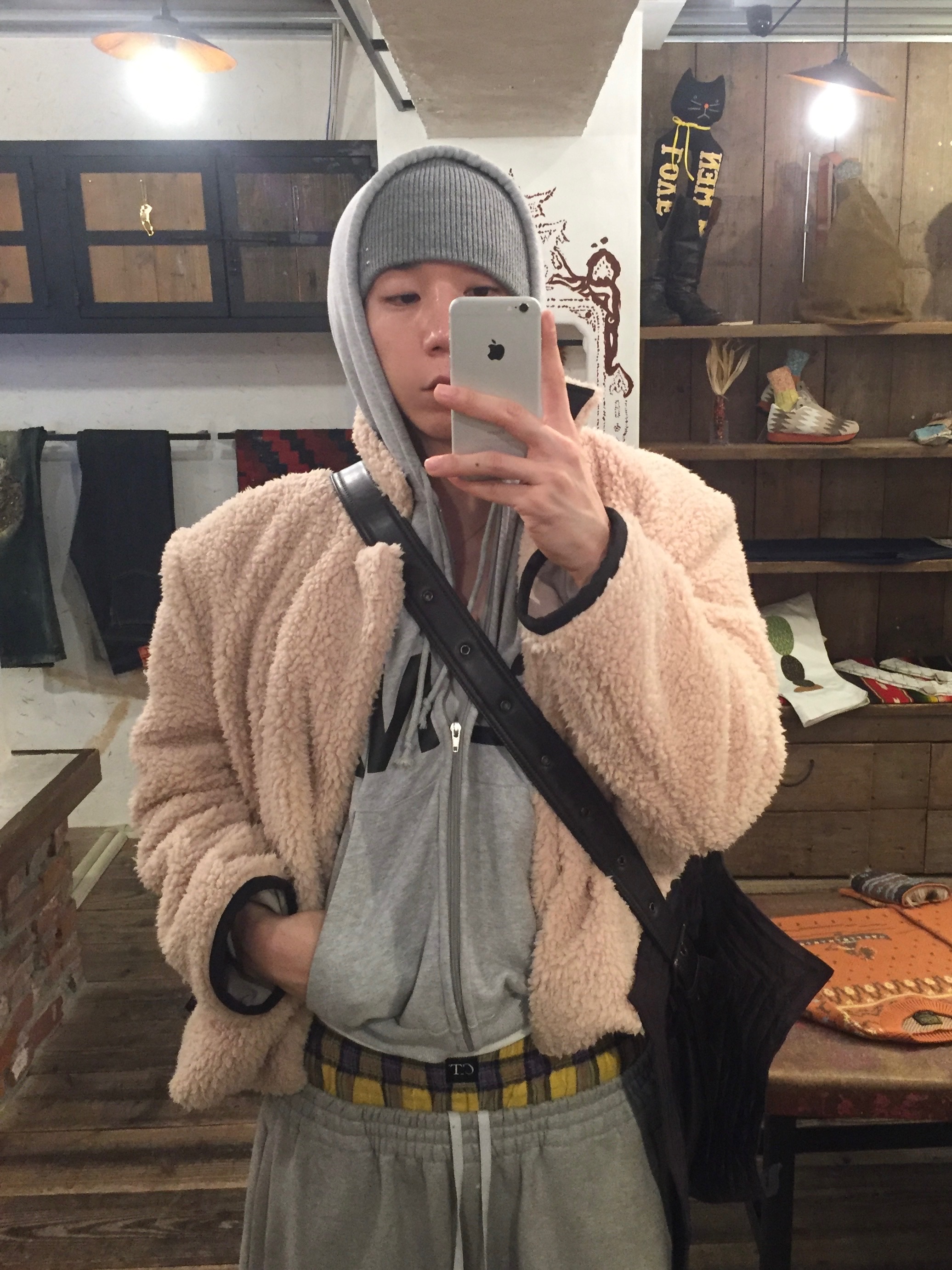 Yeezy HD-10 Grey - Korea Limited, H&M x Glenn Martens Oversized Tote Bag Dark Brown 착용 스타일 - 1
