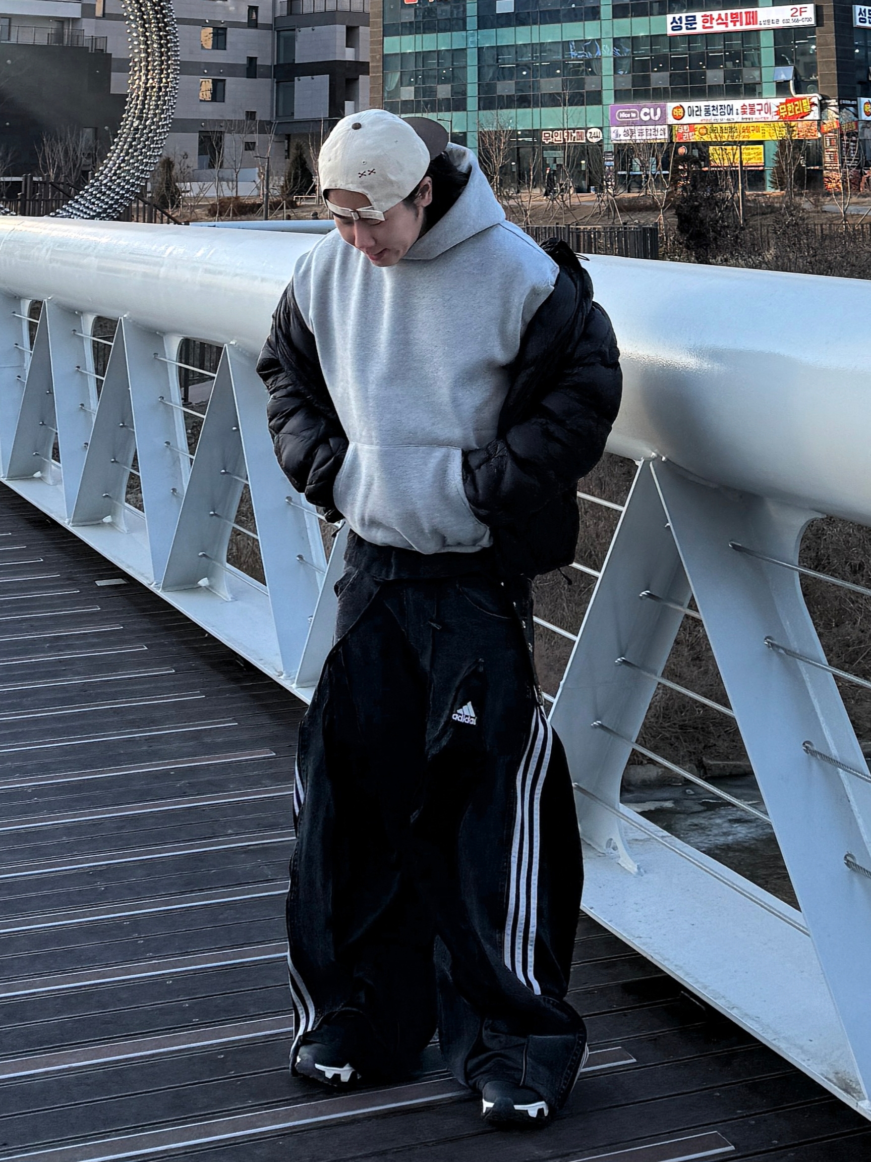 Roa Light Down Jacket Black, On Running x Post Archive Faction (Paf) Cloudmonster Hyper Black 착용 스타일 - 3