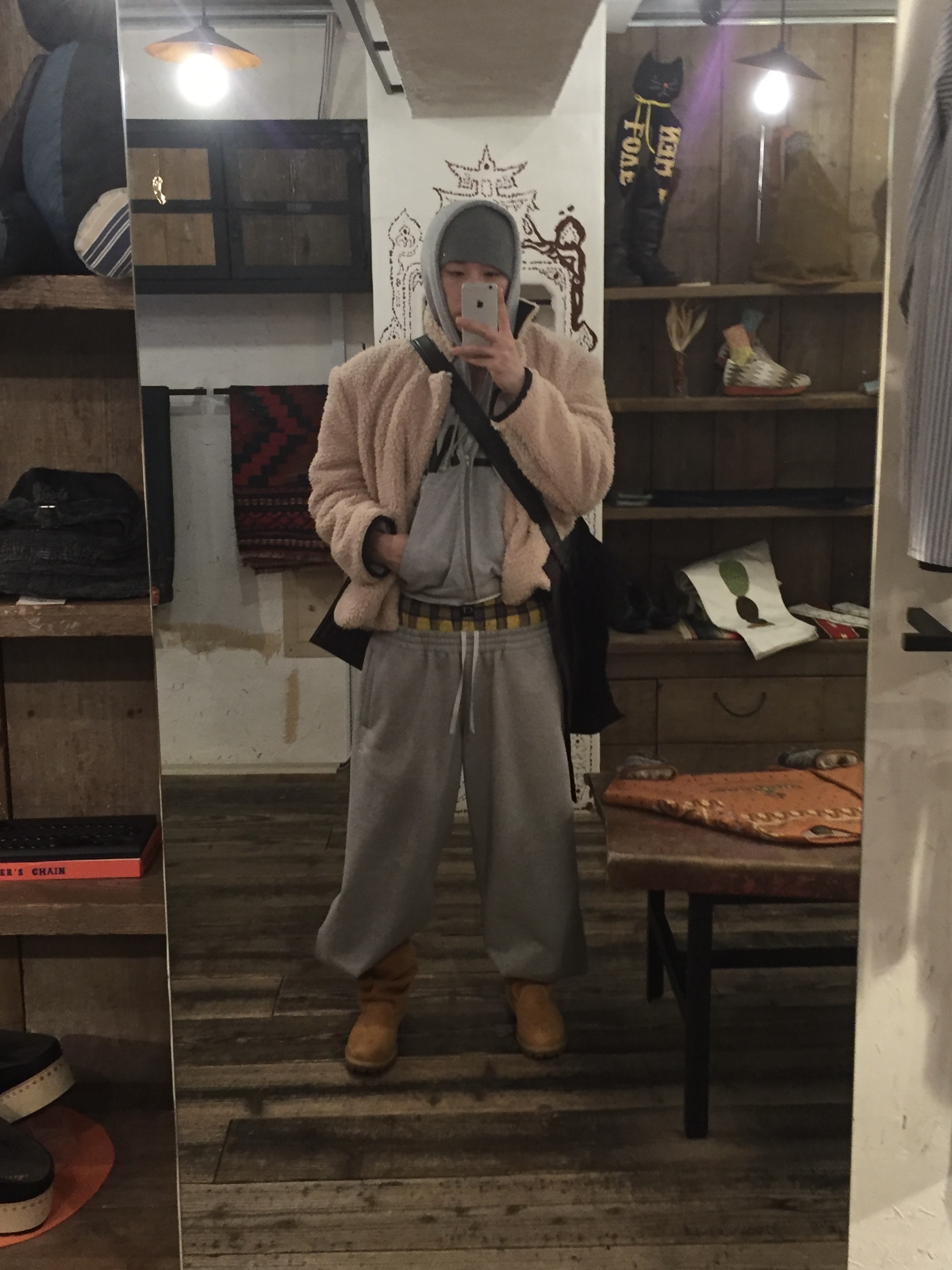 Yeezy HD-10 Grey - Korea Limited, H&M x Glenn Martens Oversized Tote Bag Dark Brown 착용 스타일 - 2