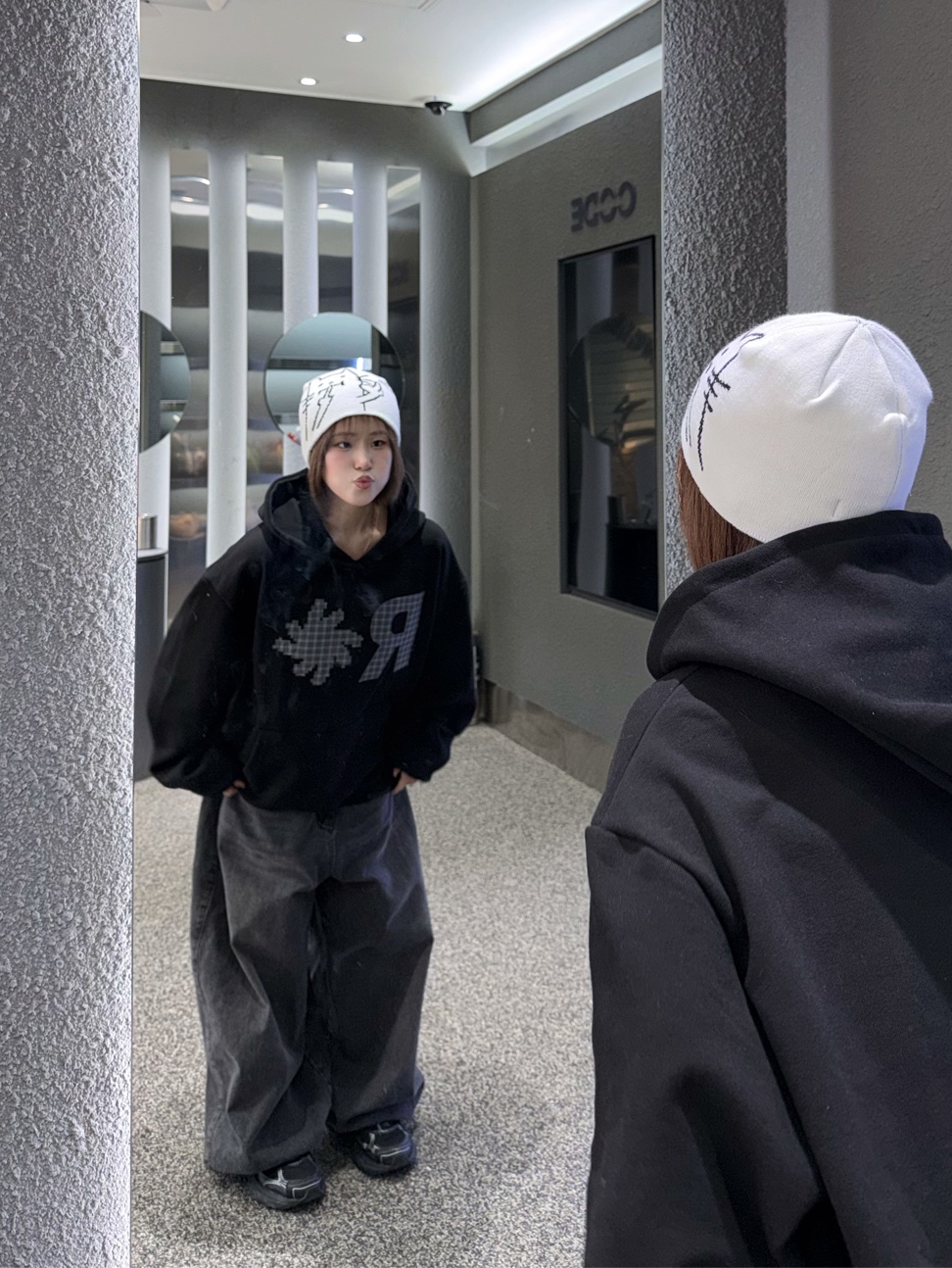 SLOW RECORD HOUSE Check Patch Hoodie Black 착용 스타일 - 8
