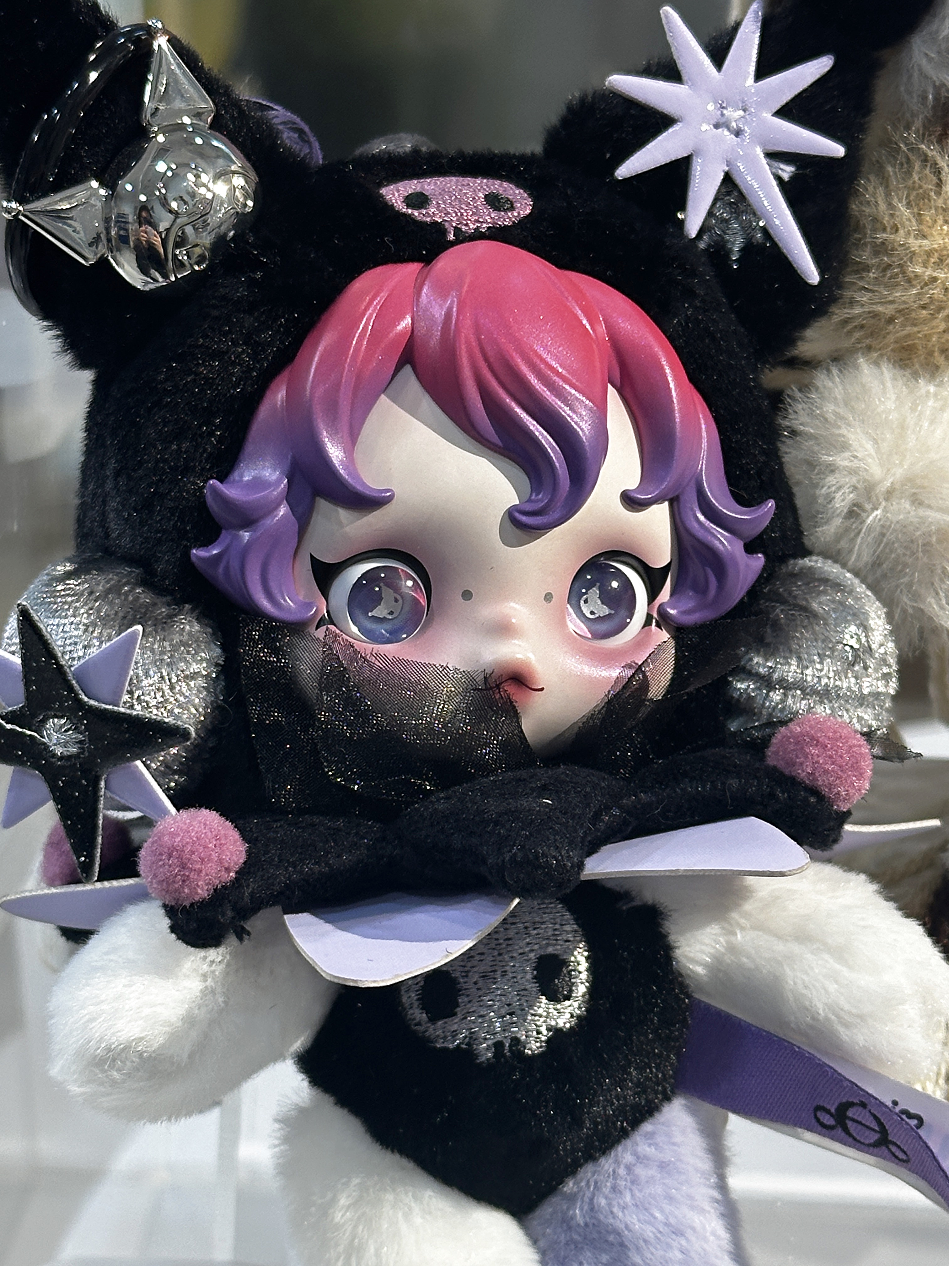 Pop Mart Skullpanda x Kuromi Plush 착용 스타일