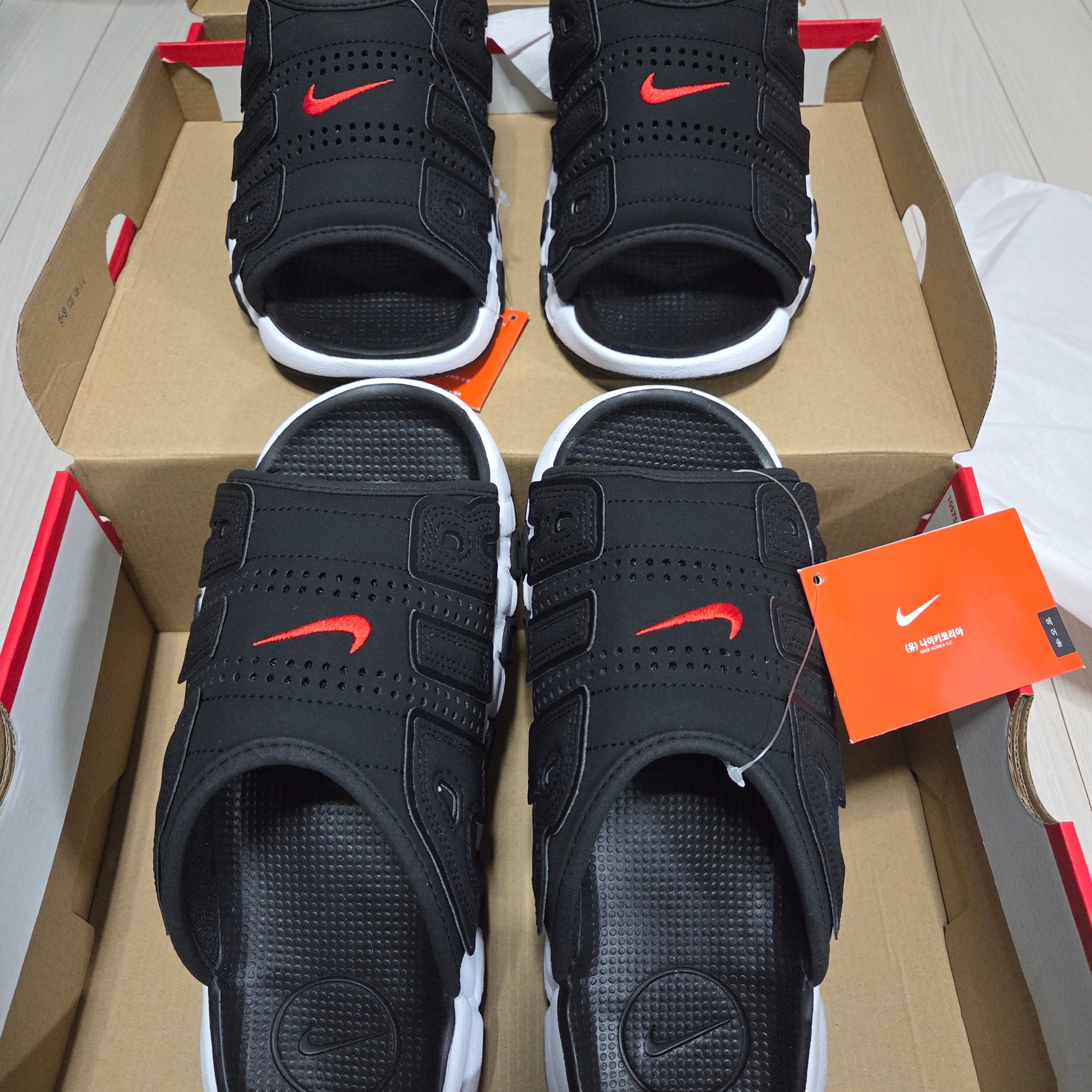 Nike Air More Uptempo Slide Black White 착용 스타일 - 1