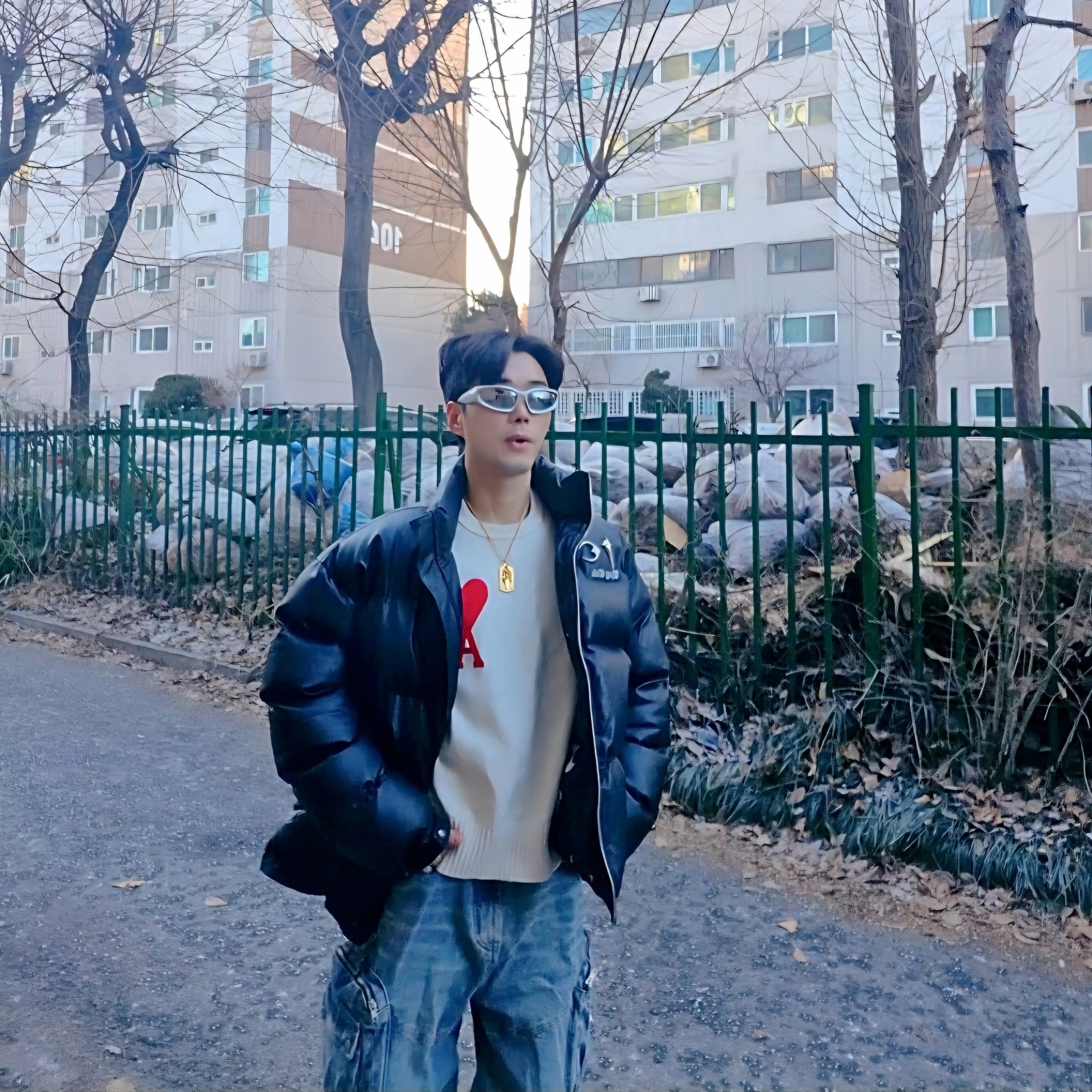 AMI de Coeur Oversize Intarsia Sweater Off White Red 착용 스타일 - 2