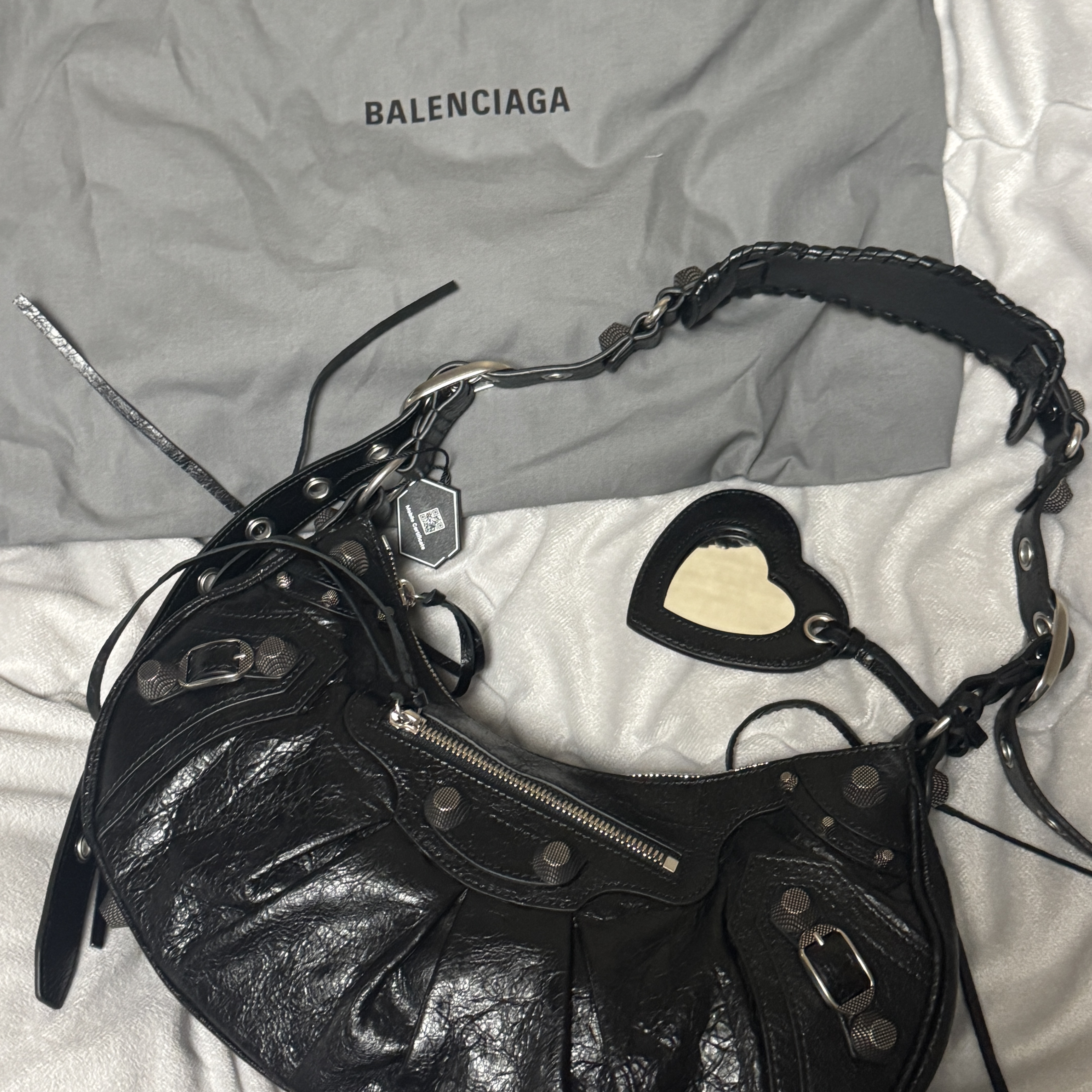 Balenciaga Le Cagole Small Shoulder Bag Black, Balenciaga Arena Lambskin Le Cagole XS Shoulder Bag Black 착용 스타일