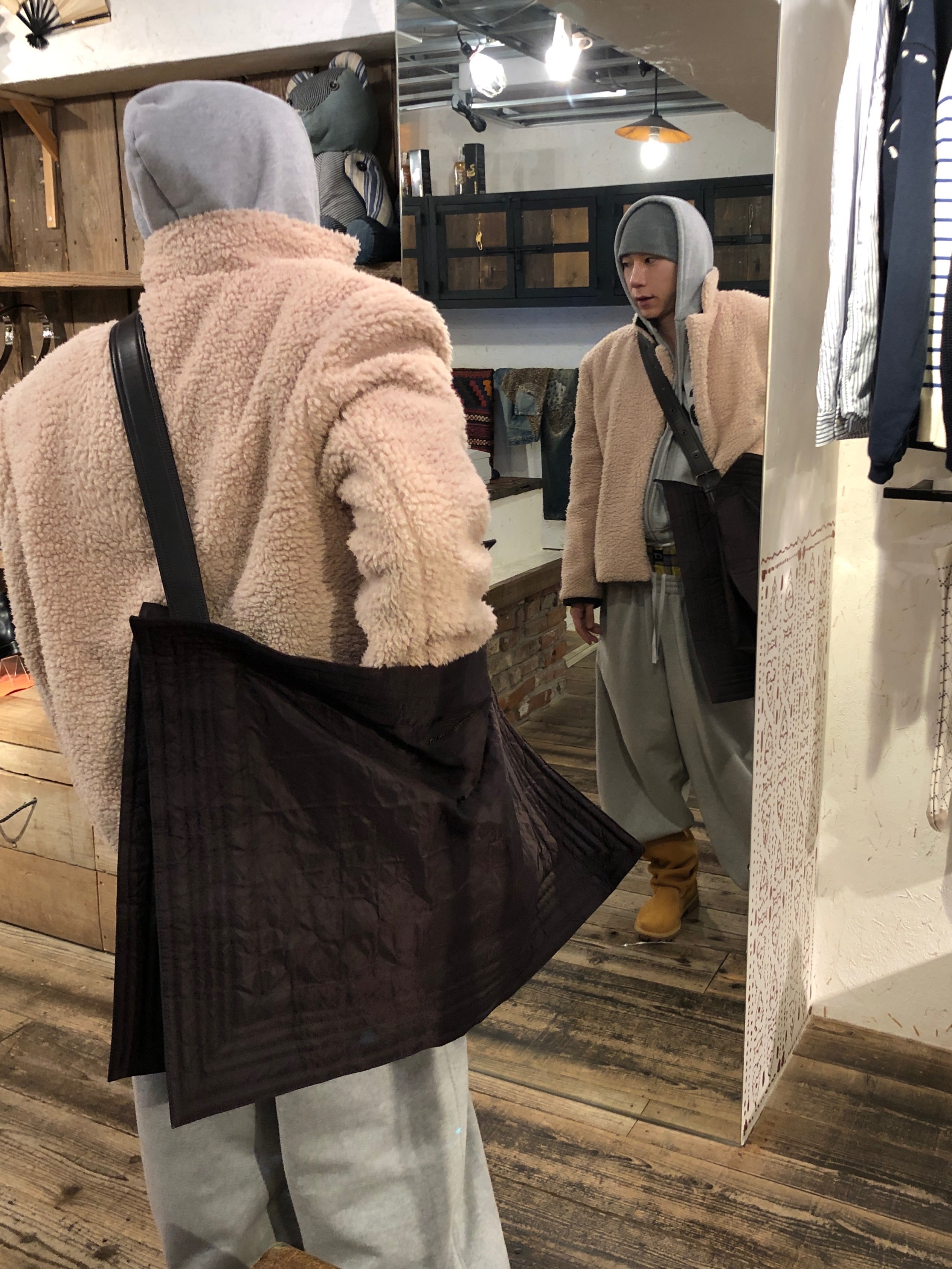 Yeezy HD-10 Grey - Korea Limited, H&M x Glenn Martens Oversized Tote Bag Dark Brown 착용 스타일 - 3