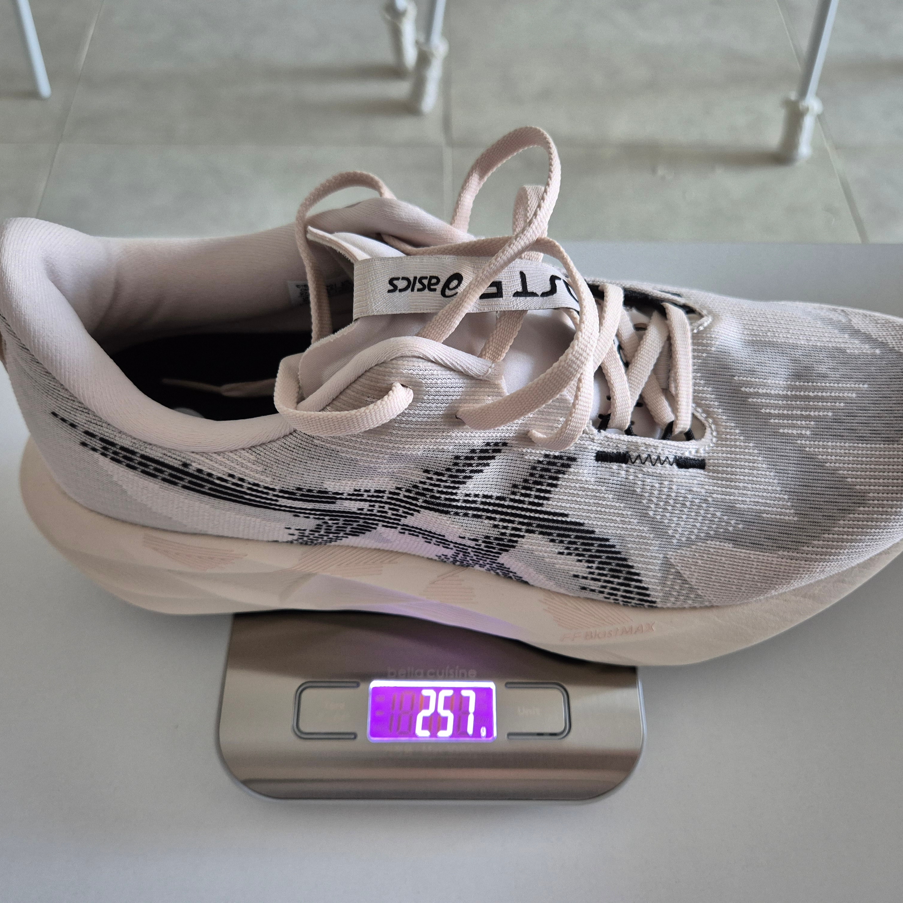 Asics Novablast 5 Oatmeal Black - D Standard 착용 스타일 - 4