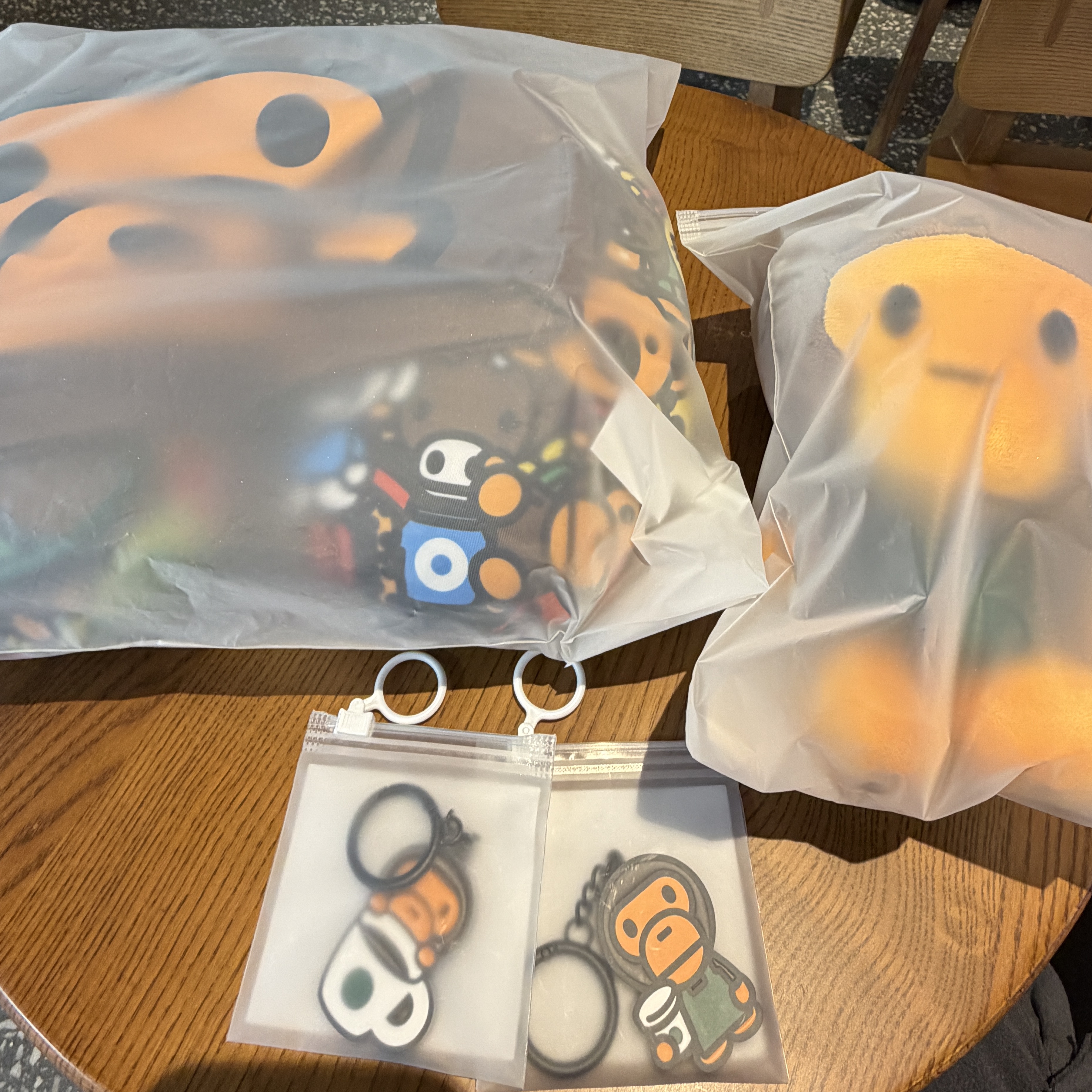 Starbucks x BAPE Baby Milo Foldable Bag, Starbucks x BAPE Baby Milo Neck Pillow 착용 스타일