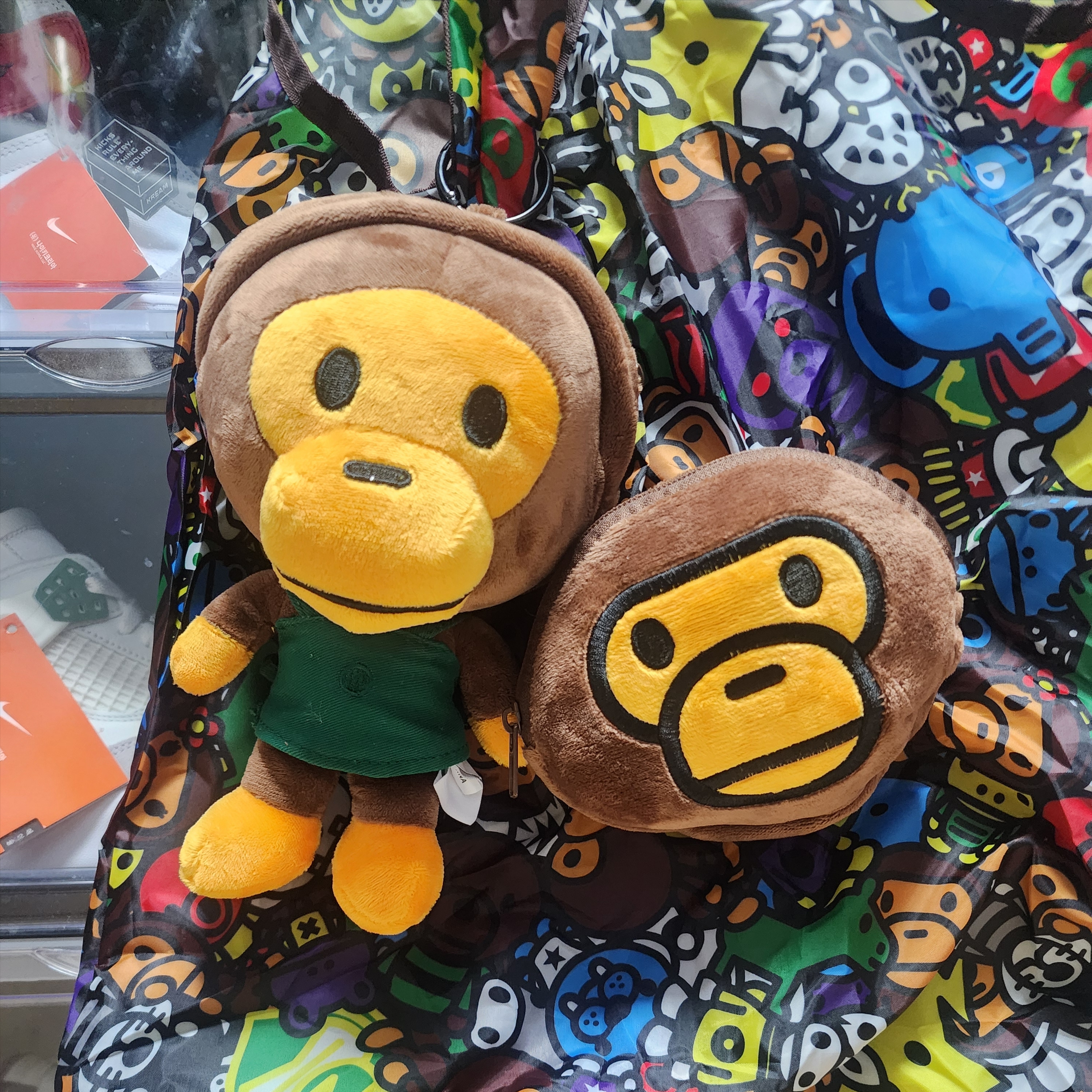 Starbucks x BAPE Baby Milo Foldable Bag 착용 스타일 - 3