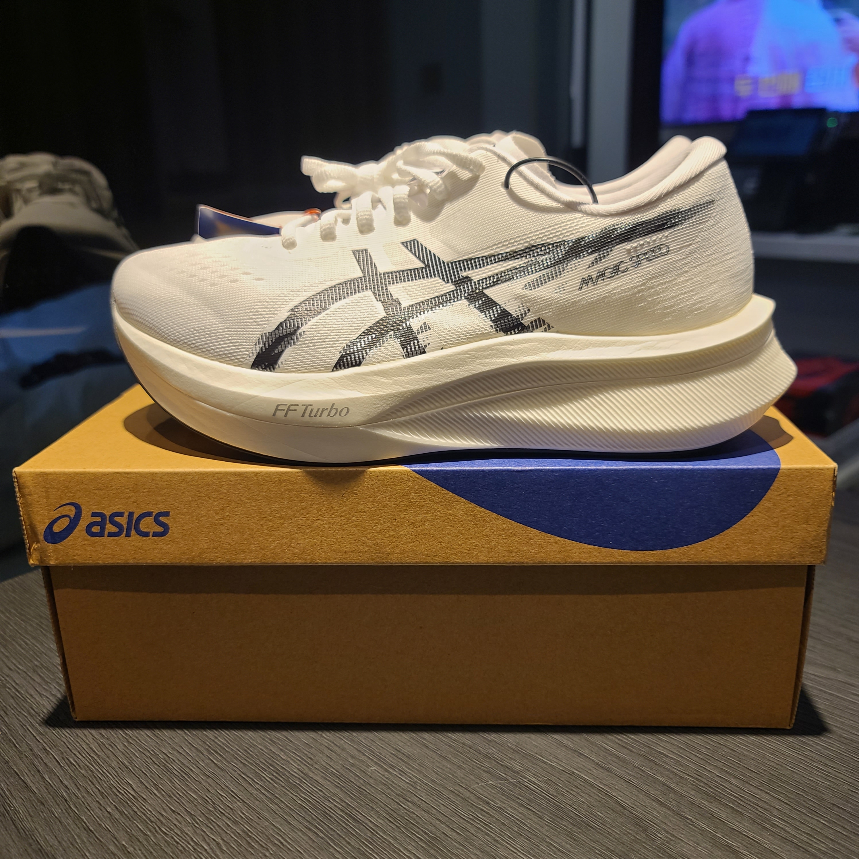 Asics Magic Speed 4 White Black - 2E Wide 착용 스타일 - 1
