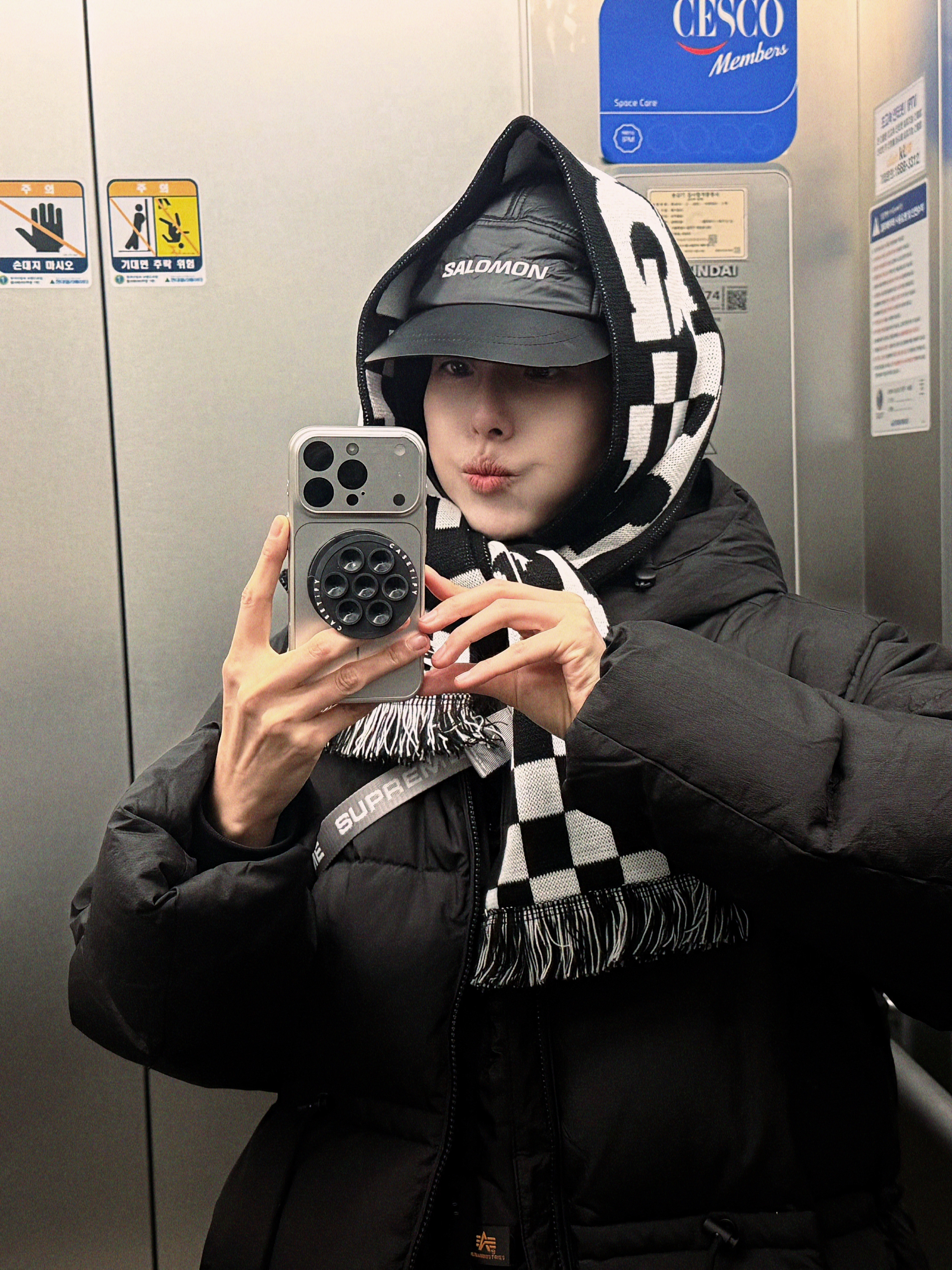 Salomon Thermo Trapper Hat Black, CDG Logo Check Muffler White Black 착용 스타일 - 1