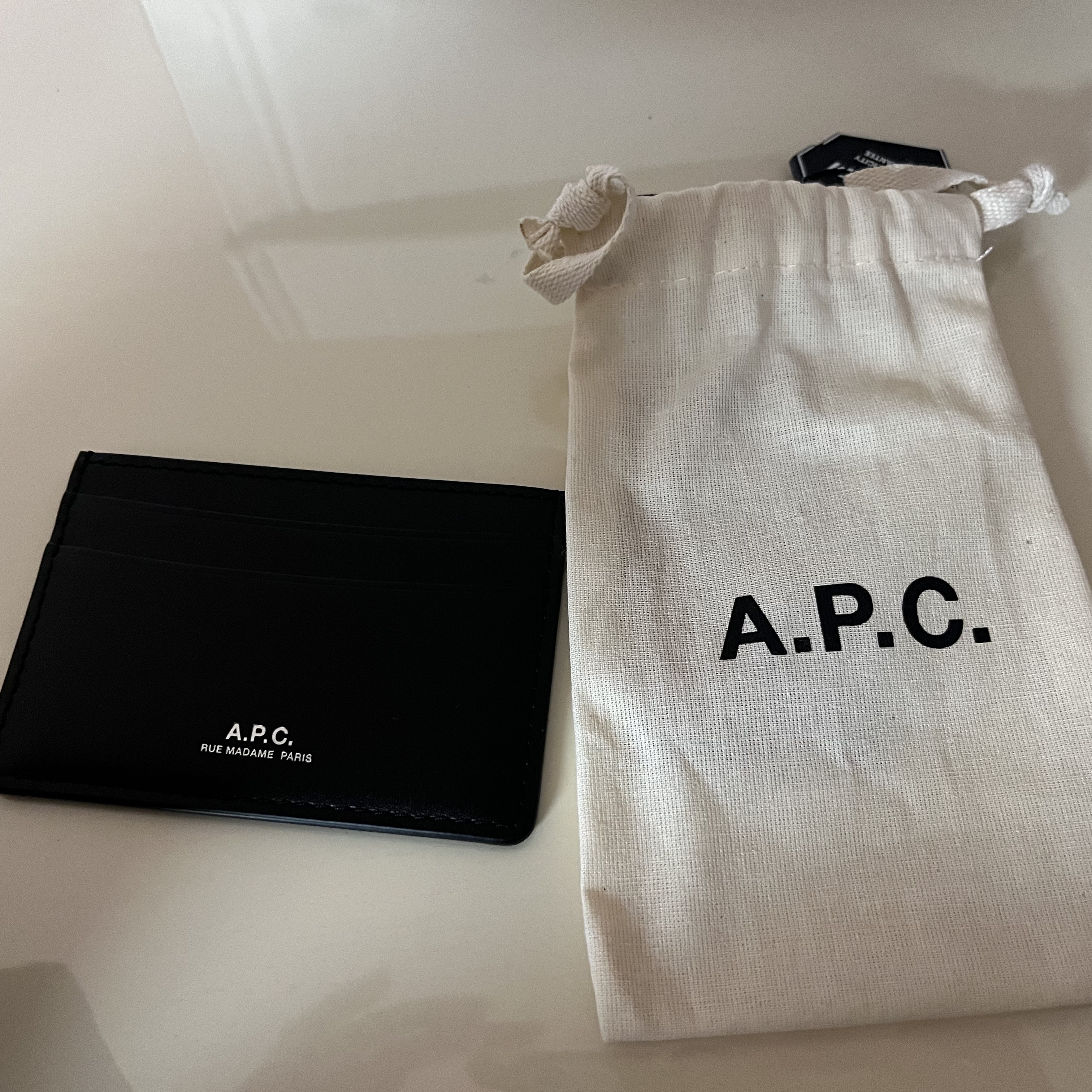 A.P.C. Andre Card Holder Black 착용 스타일