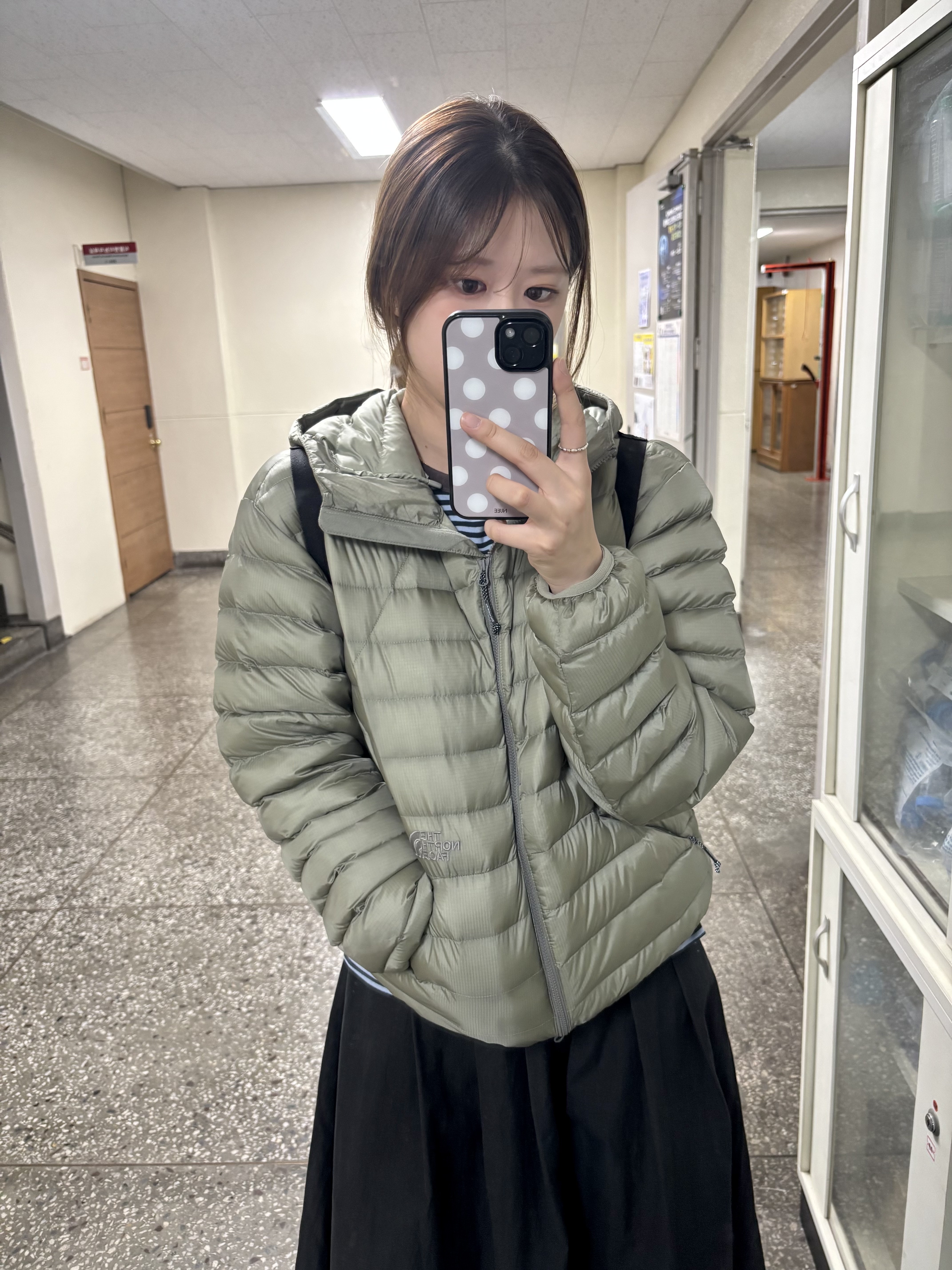 The North Face Ventus On Jacket Light Khaki, Mischief 2Way Mesh Sling Bag Black 착용 스타일