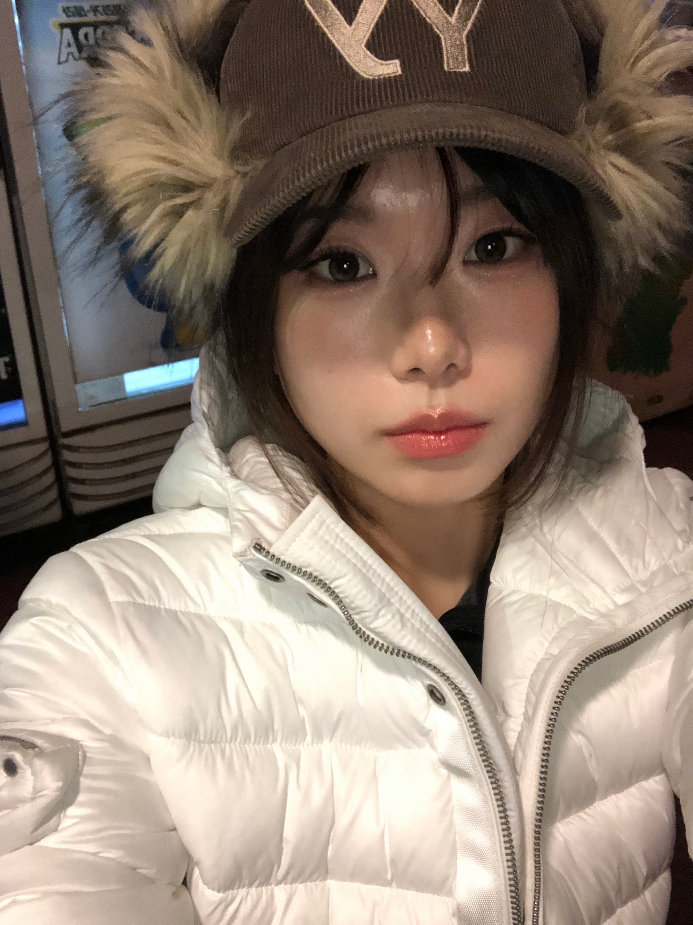 Open Yy Faux Fur Corduroy Earflap Cap Khaki, COS Quilted Mini Bag Black 착용 스타일 - 4
