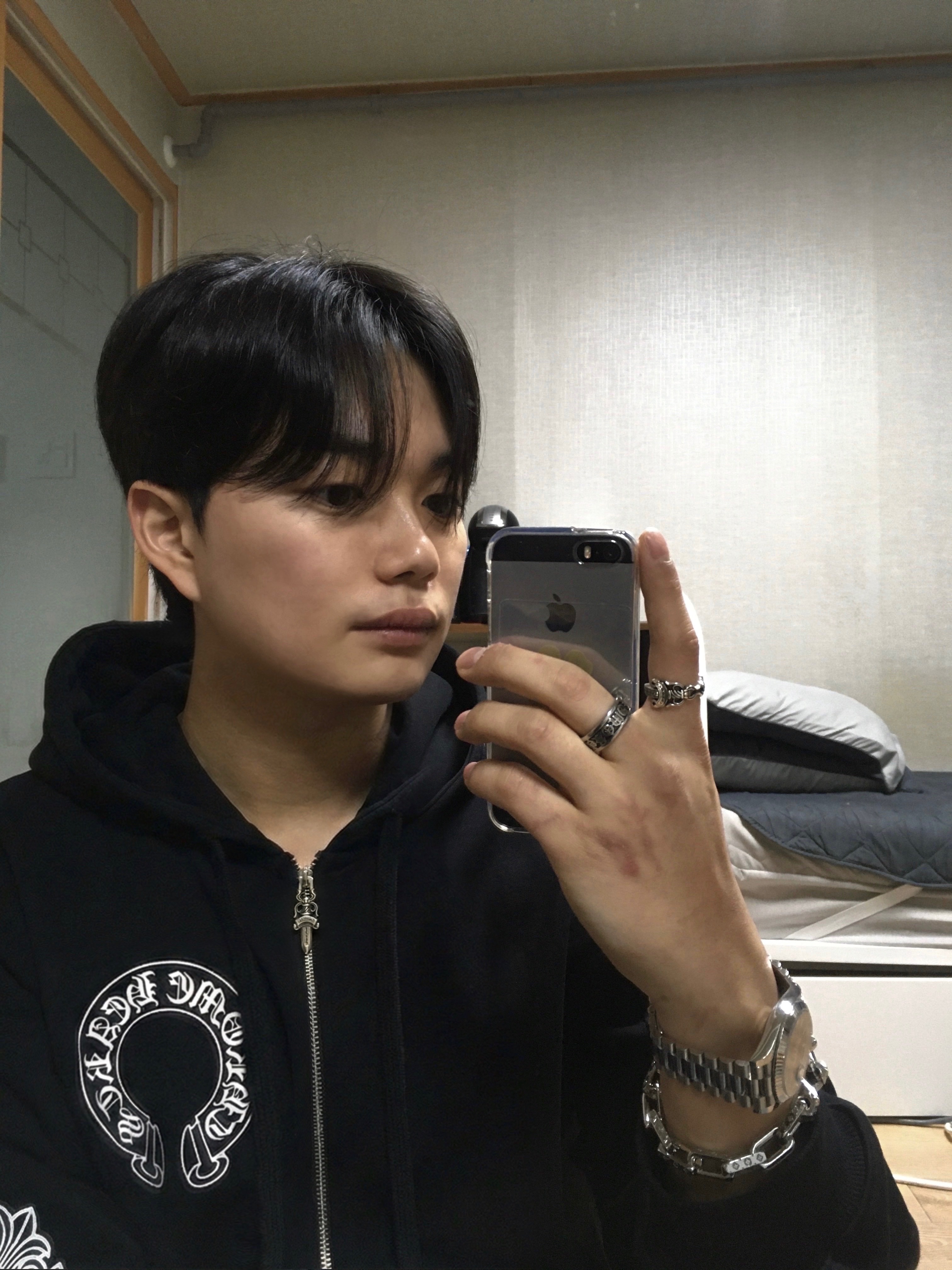 Louis Vuitton Monogram Chain Bracelet Silver, Chrome Hearts Horseshoe Floral Fleece Zip-Up Hoodie Black 착용 스타일