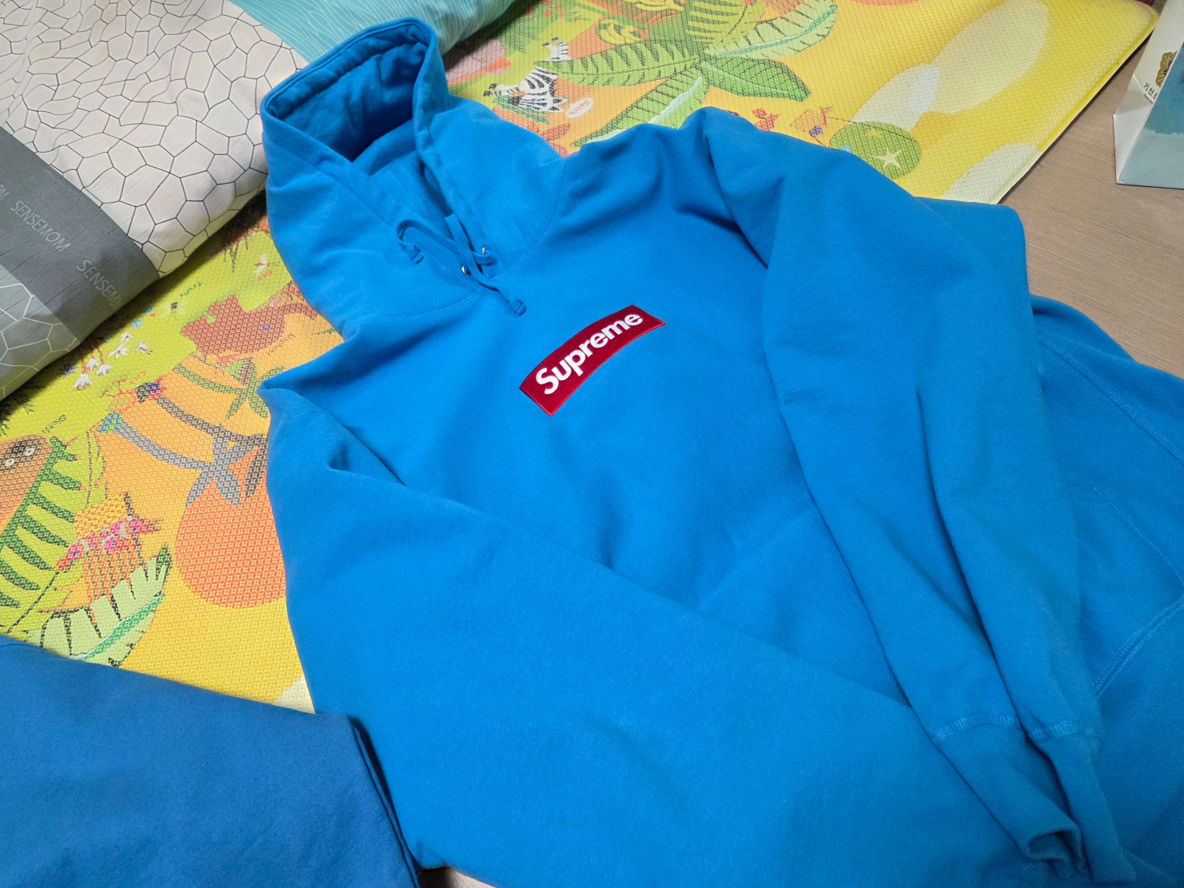 Supreme Box Logo Hooded Sweatshirt Cyan - 25FW, Supreme Box Logo Crewneck Blue - 22FW 착용 스타일 - 3