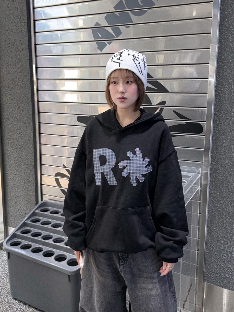 SLOW RECORD HOUSE Check Patch Hoodie Black 착용 스타일 - 3