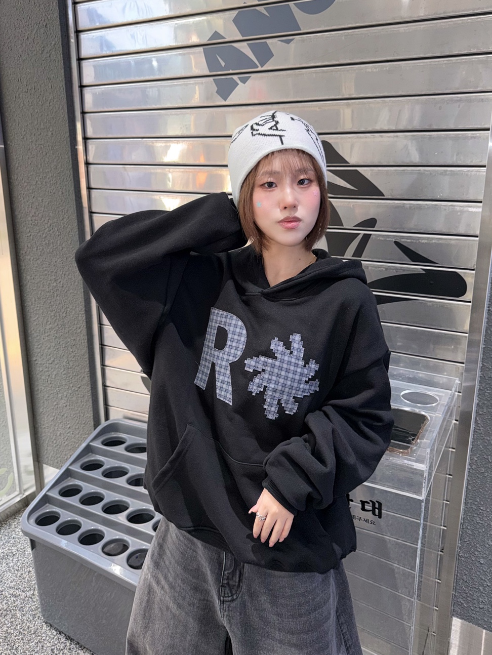 SLOW RECORD HOUSE Check Patch Hoodie Black 착용 스타일 - 1