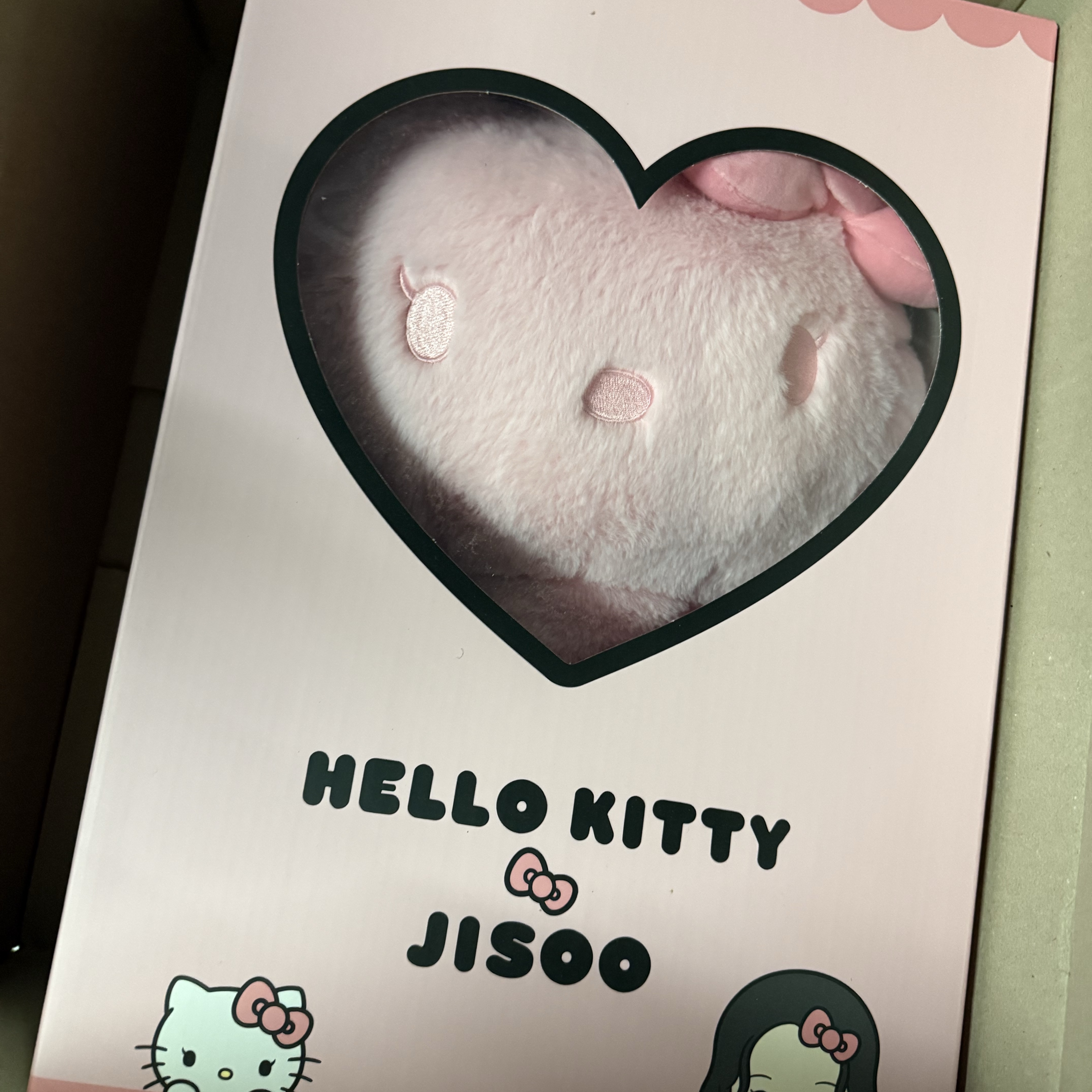 HELLO KITTY x JISOO 40cm Character Doll Pink 착용 스타일 - 2