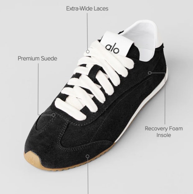 (W) Alo Yoga Sunset Sneaker Black 착용 스타일