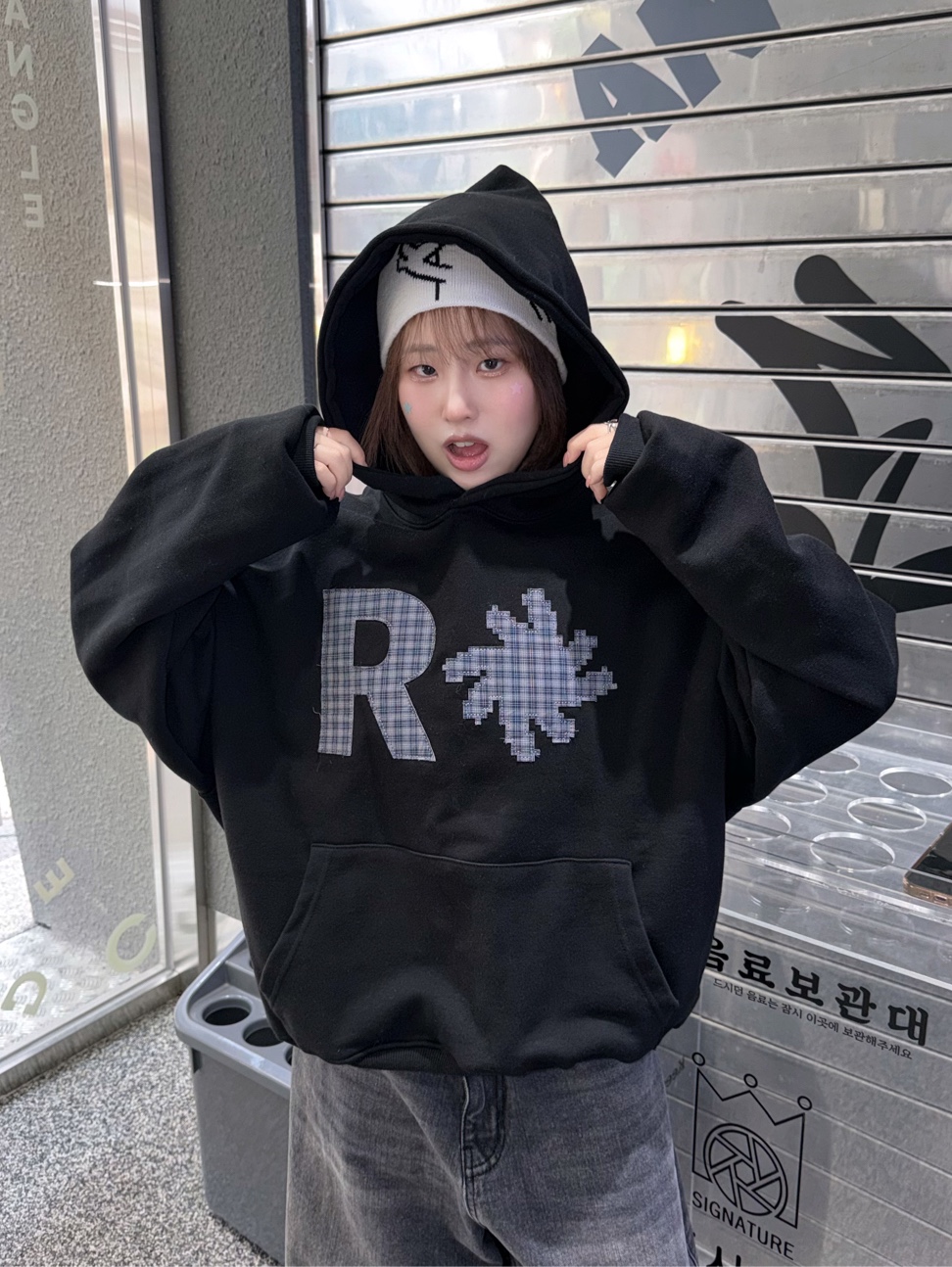 SLOW RECORD HOUSE Check Patch Hoodie Black 착용 스타일 - 2