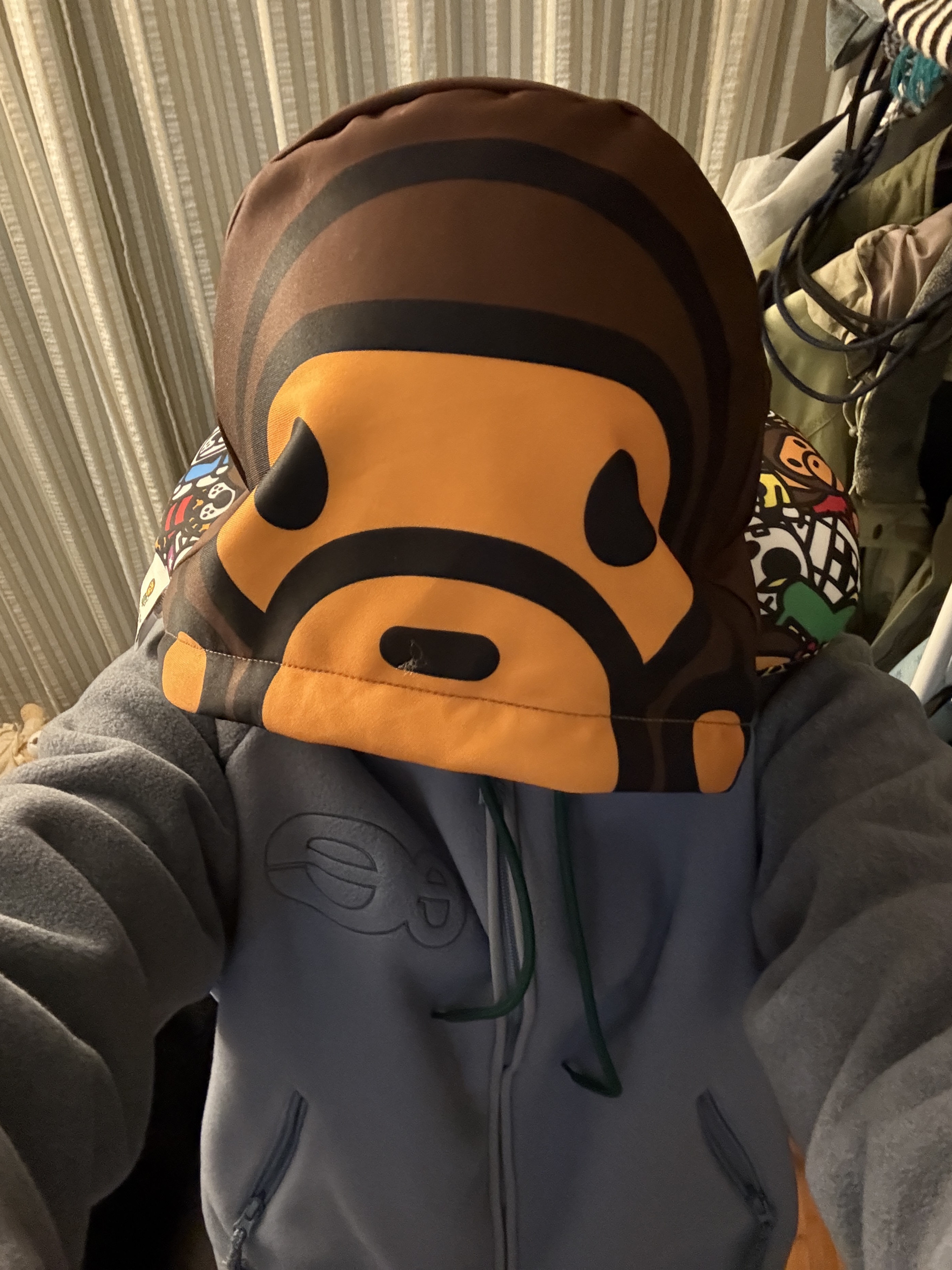Starbucks x BAPE Baby Milo Neck Pillow 착용 스타일