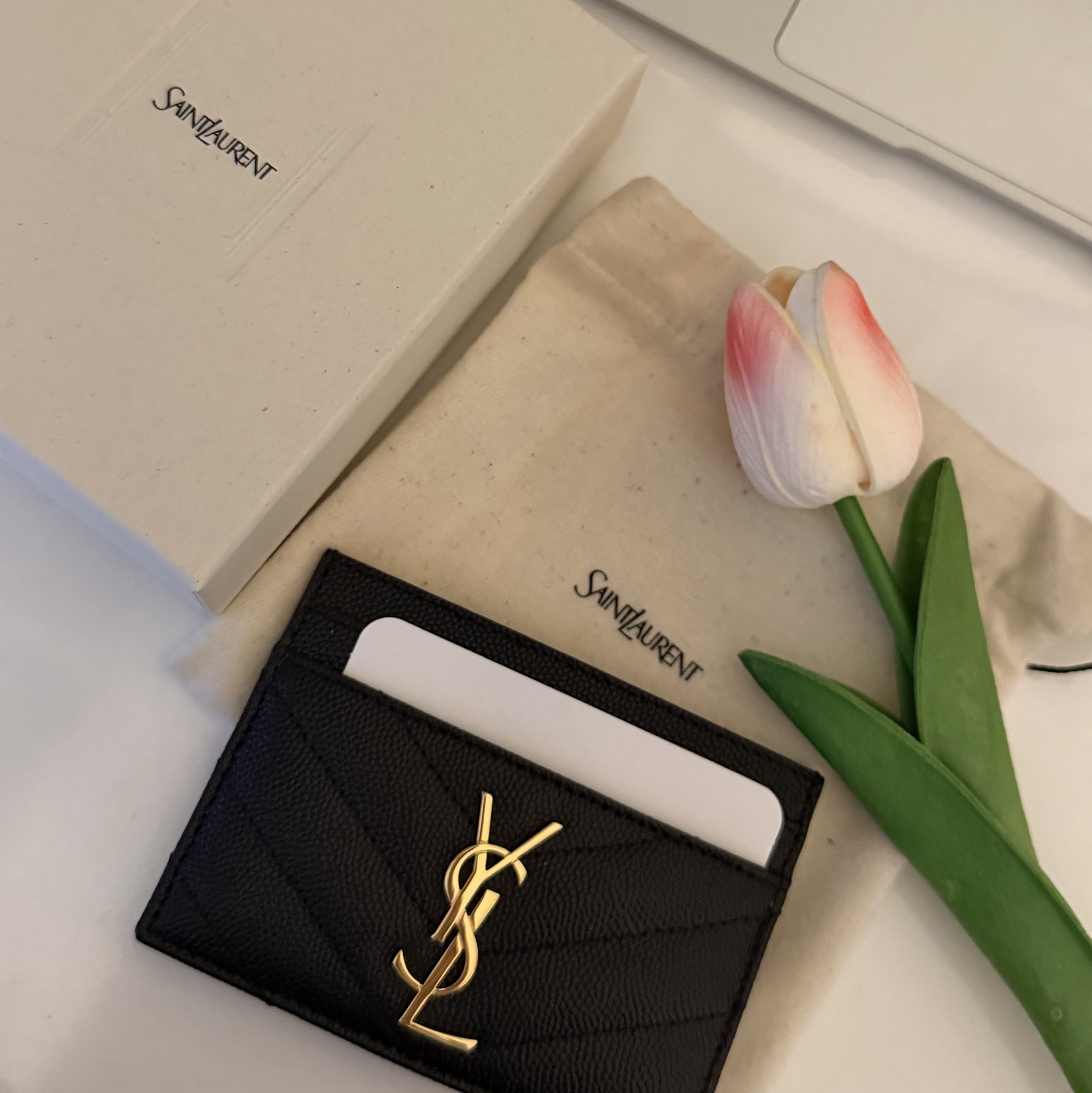 Saint Laurent Cassandre Matelasse Card Case in Grain De Poudre Embossed Leather Black 착용 스타일