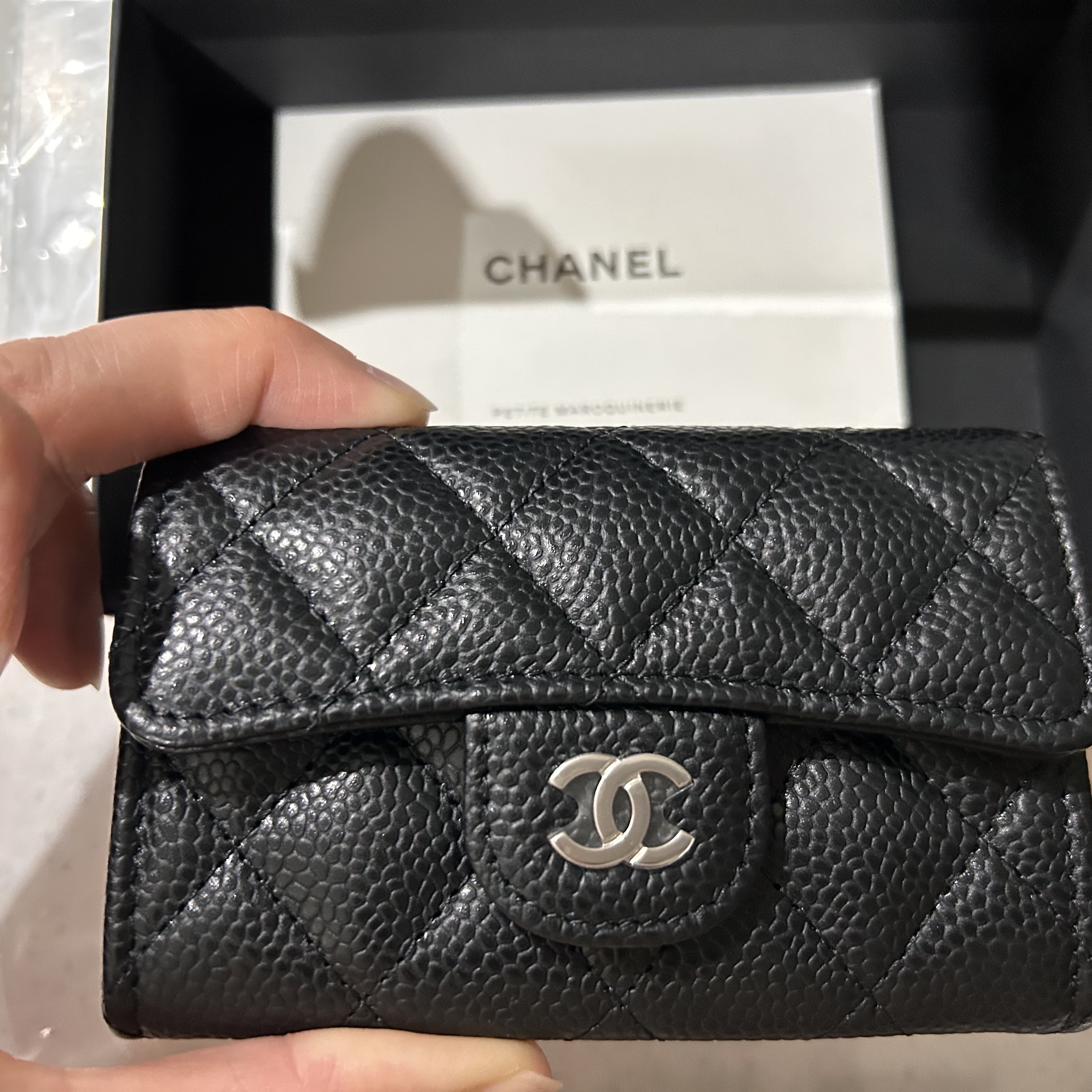 Chanel Classic Card Holder Grained Calfskin & Silver Black 착용 스타일 - 2