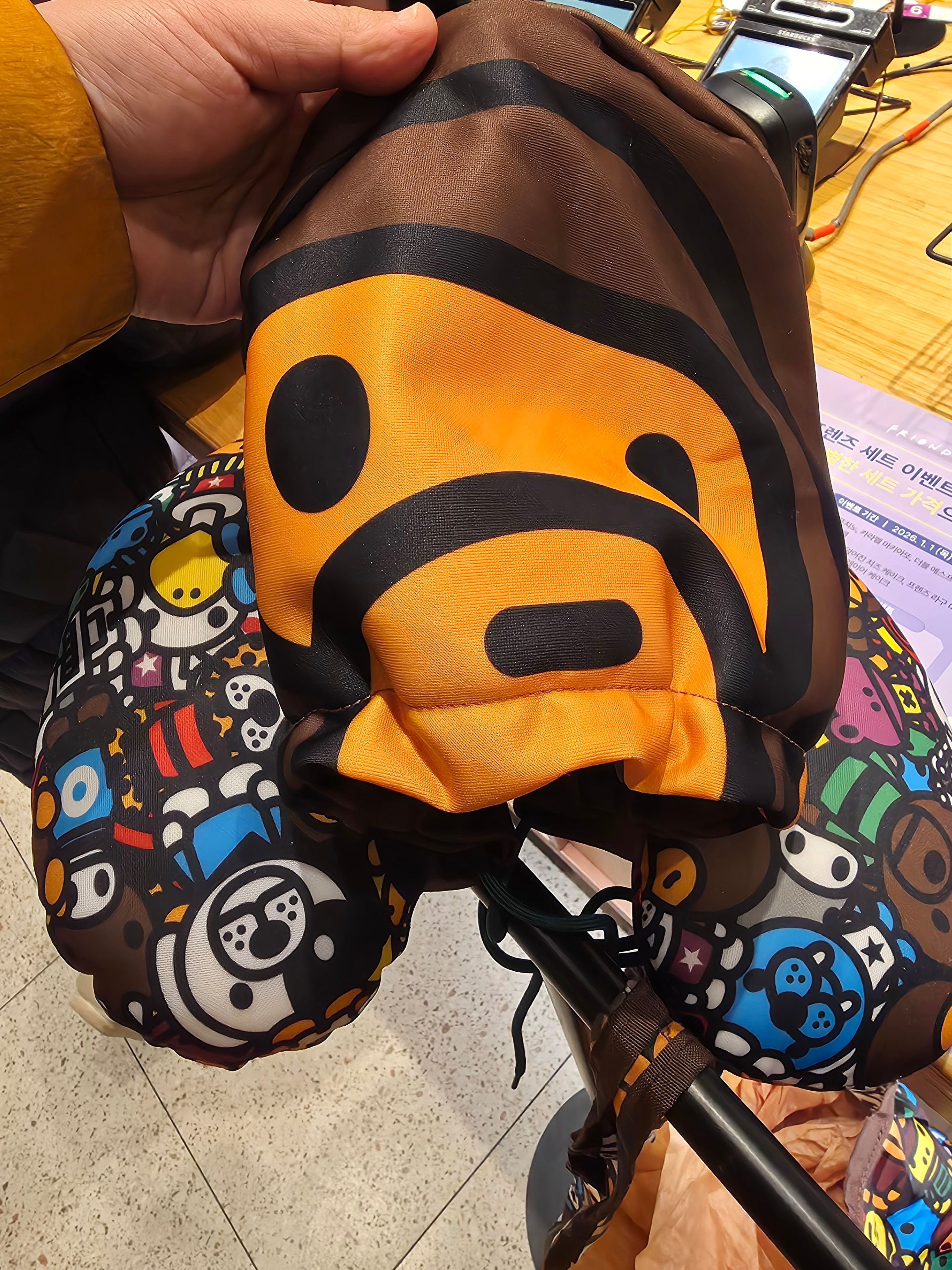 Starbucks x BAPE Baby Milo Foldable Bag, Starbucks x BAPE Baby Milo Keychain 착용 스타일 - 4