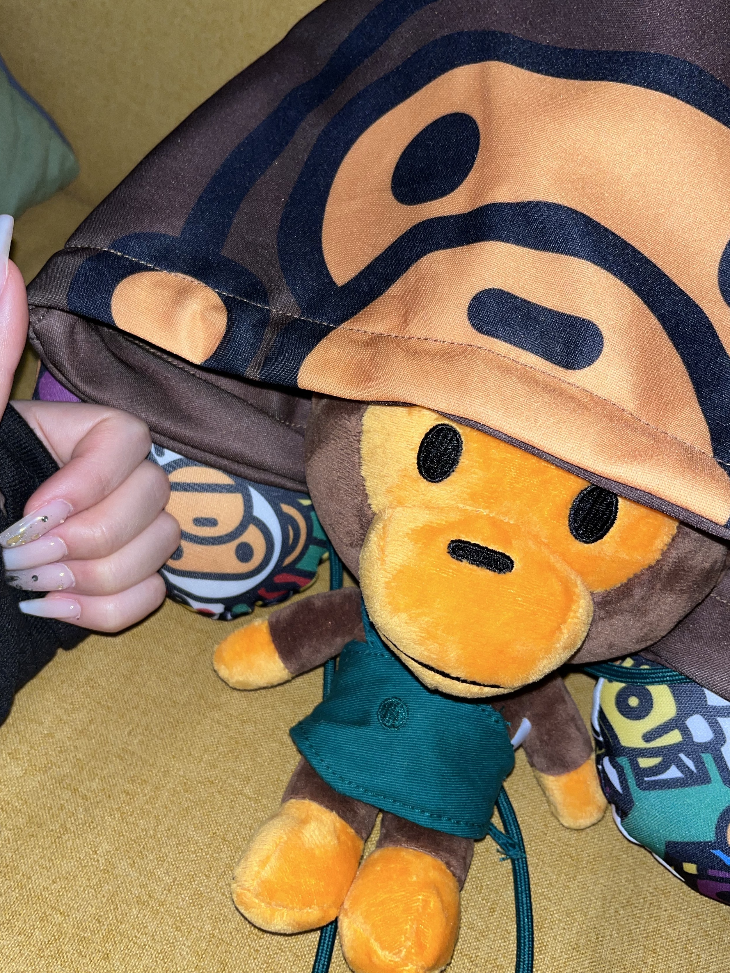 Starbucks x BAPE Baby Milo Neck Pillow, Starbucks x BAPE Baby Milo Foldable Bag 착용 스타일