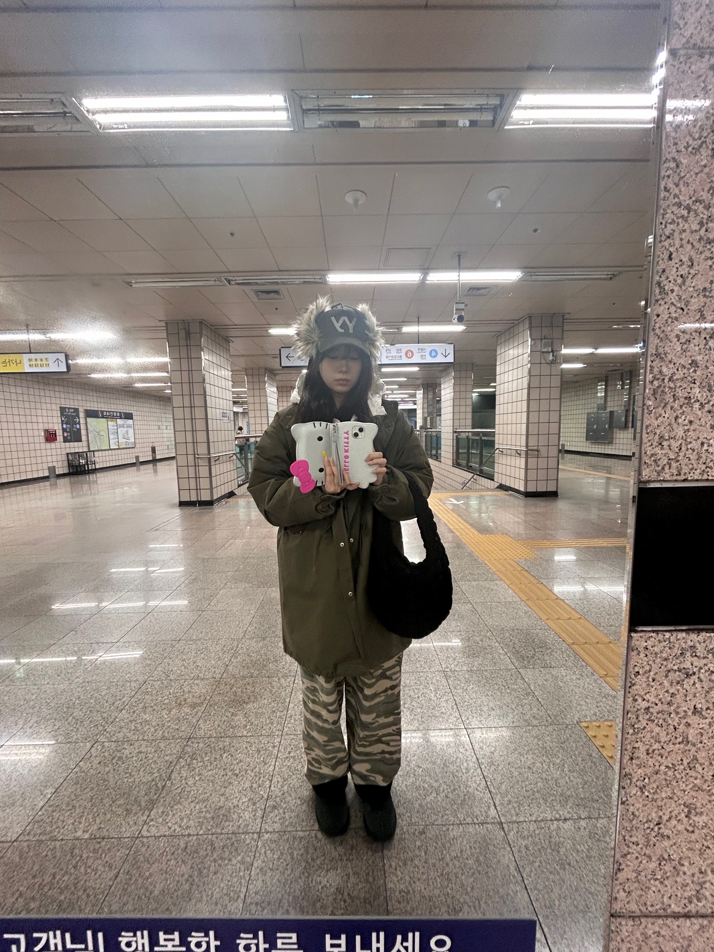 Open Yy Faux Fur Corduroy Earflap Cap Khaki, COS Quilted Mini Bag Black 착용 스타일 - 1