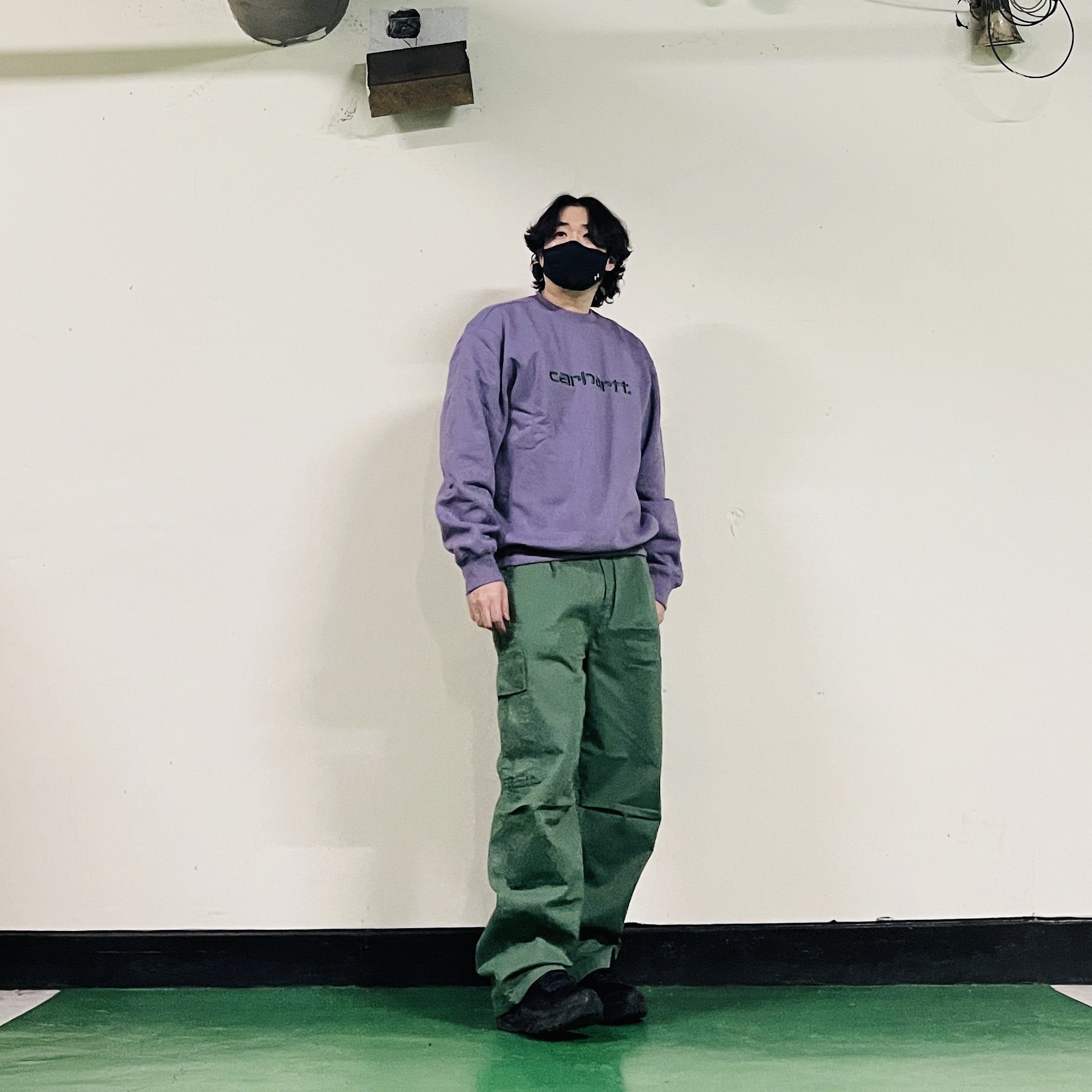Carhartt WIP Cole Cargo Pant Duck Green, Carhartt WIP Carhartt Sweatshirt Glassy Purple Discovery Green 착용 스타일 - 1