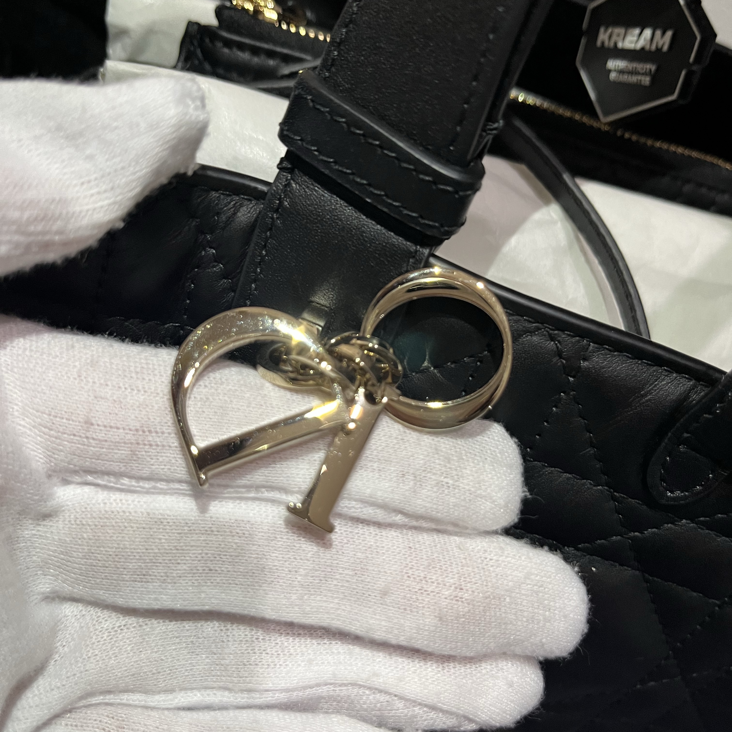 Dior Small Toujours Bag Macrocannage Calfskin Black 착용 스타일