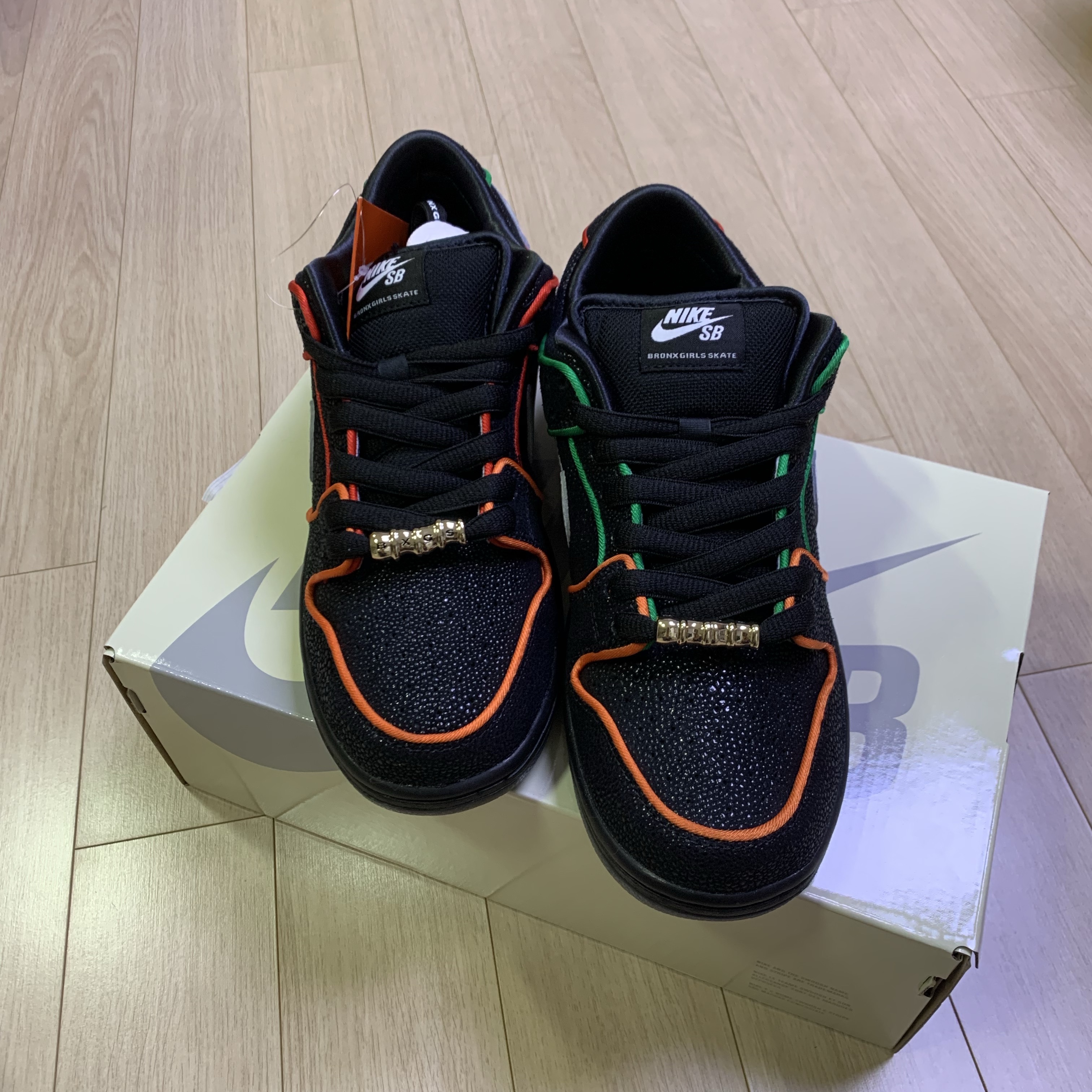 Nike x Bronx Girls Skate SB Dunk Low Black and Challenge Red 착용 스타일 - 1