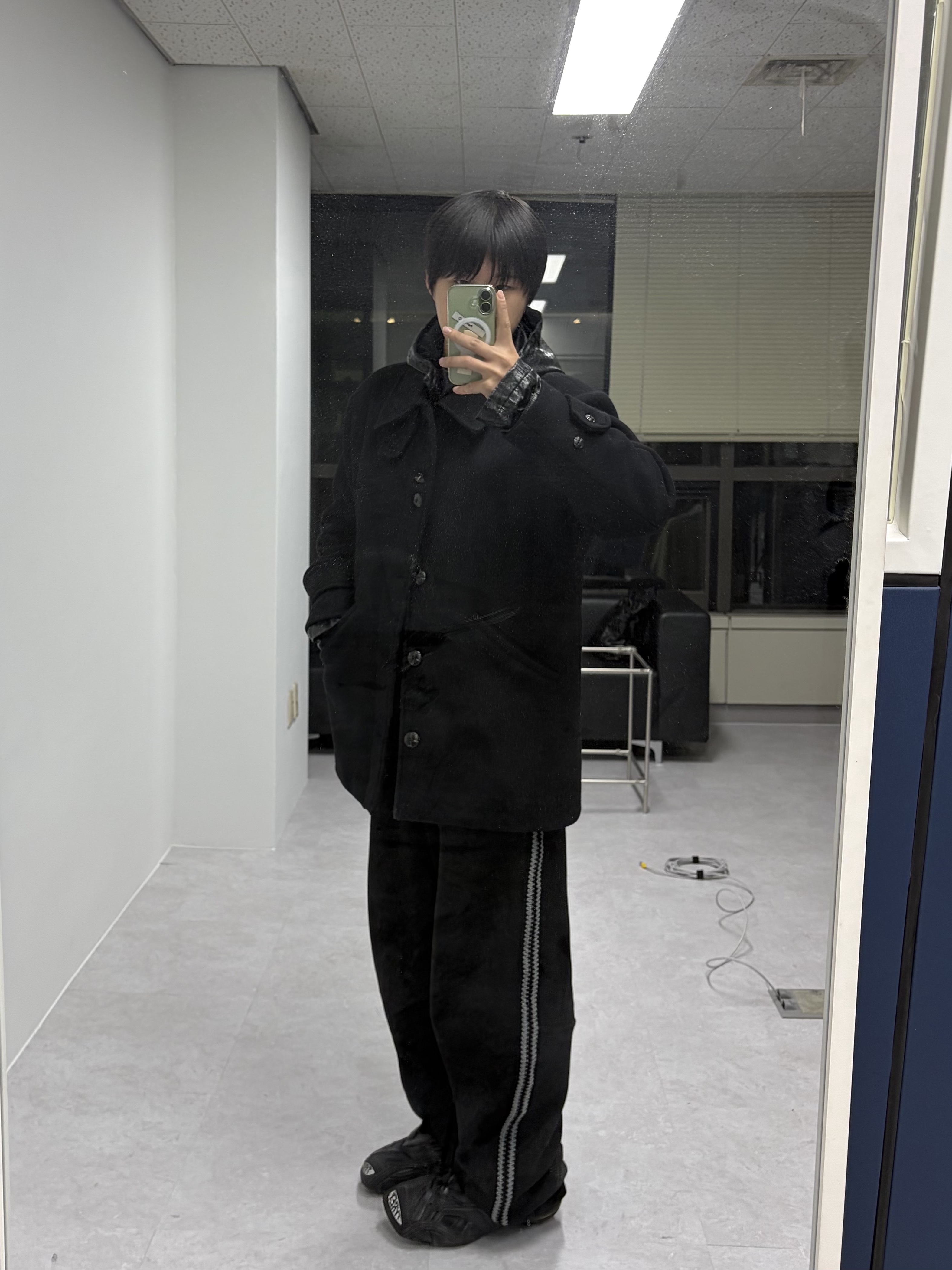 Balenciaga Tyrex Sneakers Black, noun Track Sweat Pants Black 착용 스타일 - 1