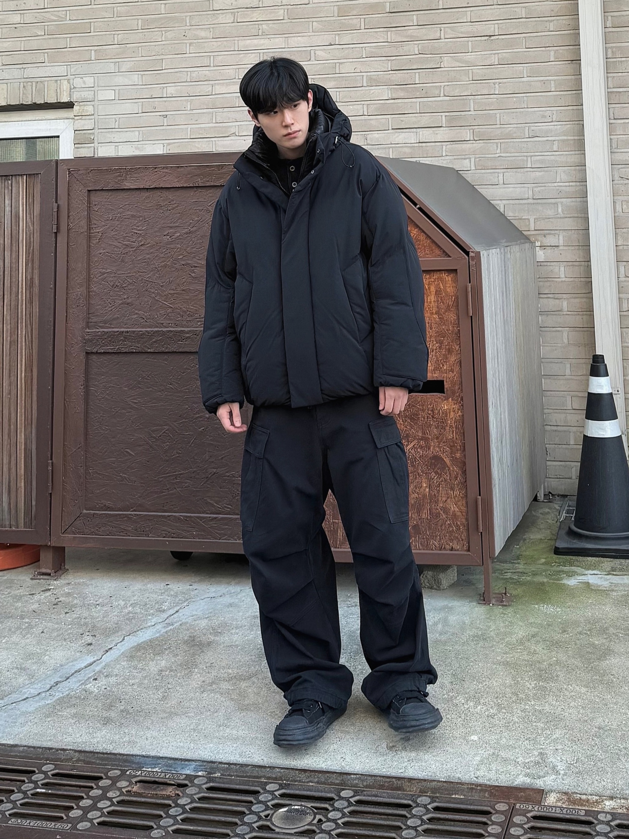 Customellow Hoodie Down Puffer Jacket Black, Maison Mihara Yasuhiro Peterson OG Sole Canvas Low Sneakers Black Black 착용 스타일 - 2
