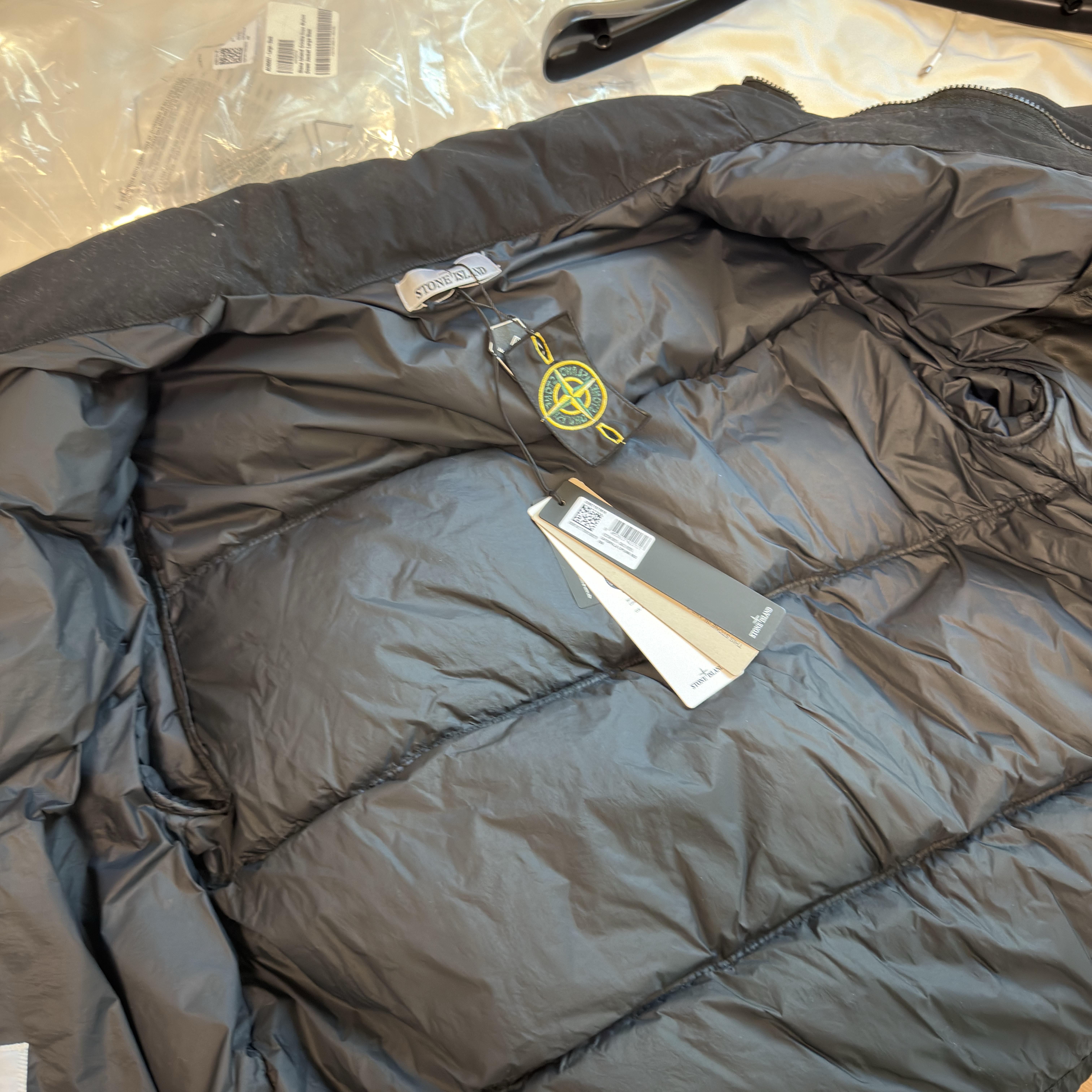 Stone Island 4100010 Crinkle Reps NY Recycled Nylon Down Jacket with Wind Resistant Black - 25FW 착용 스타일 - 2