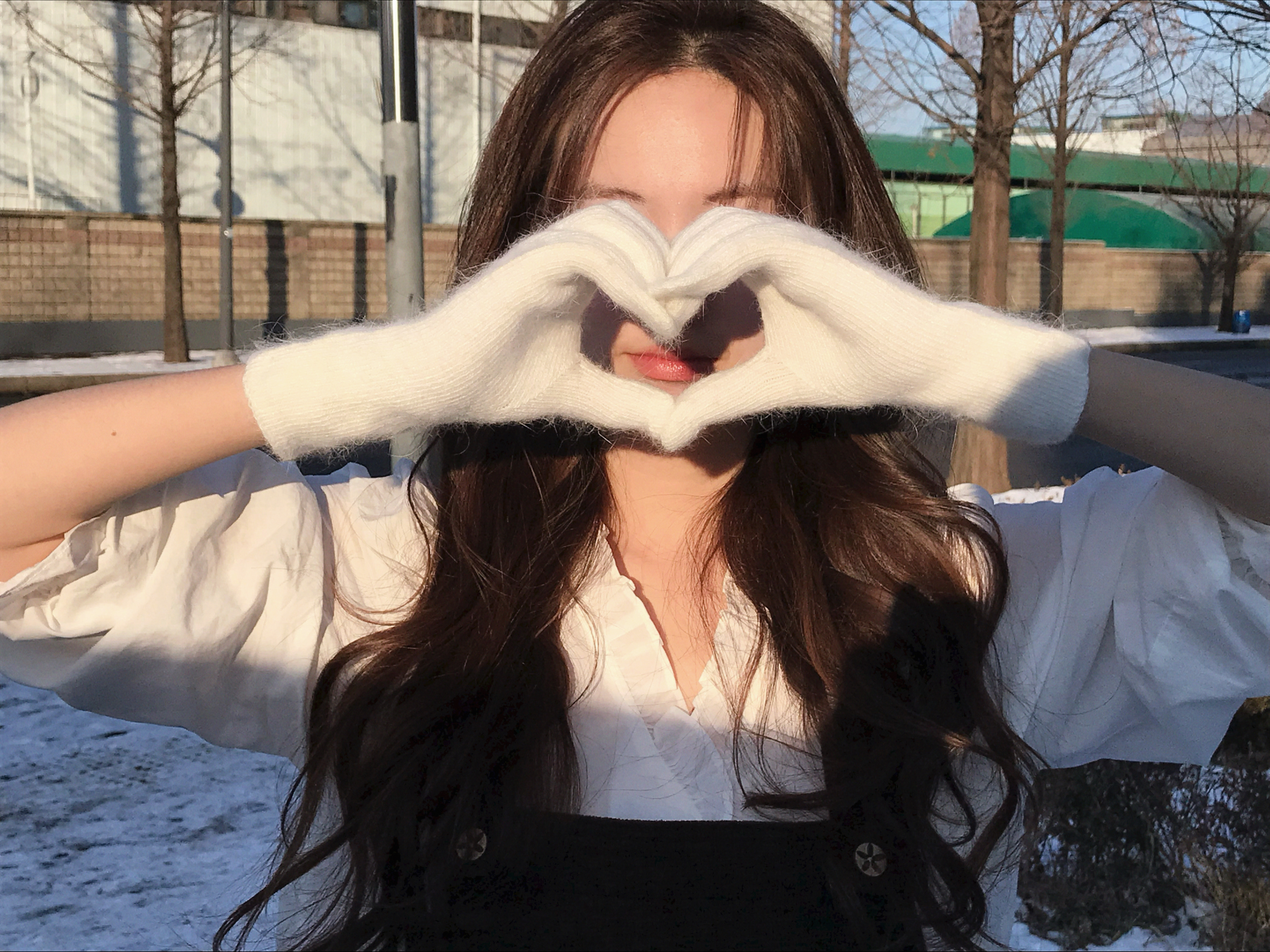 RECLOW Fluffy Logo Glove White 착용 스타일