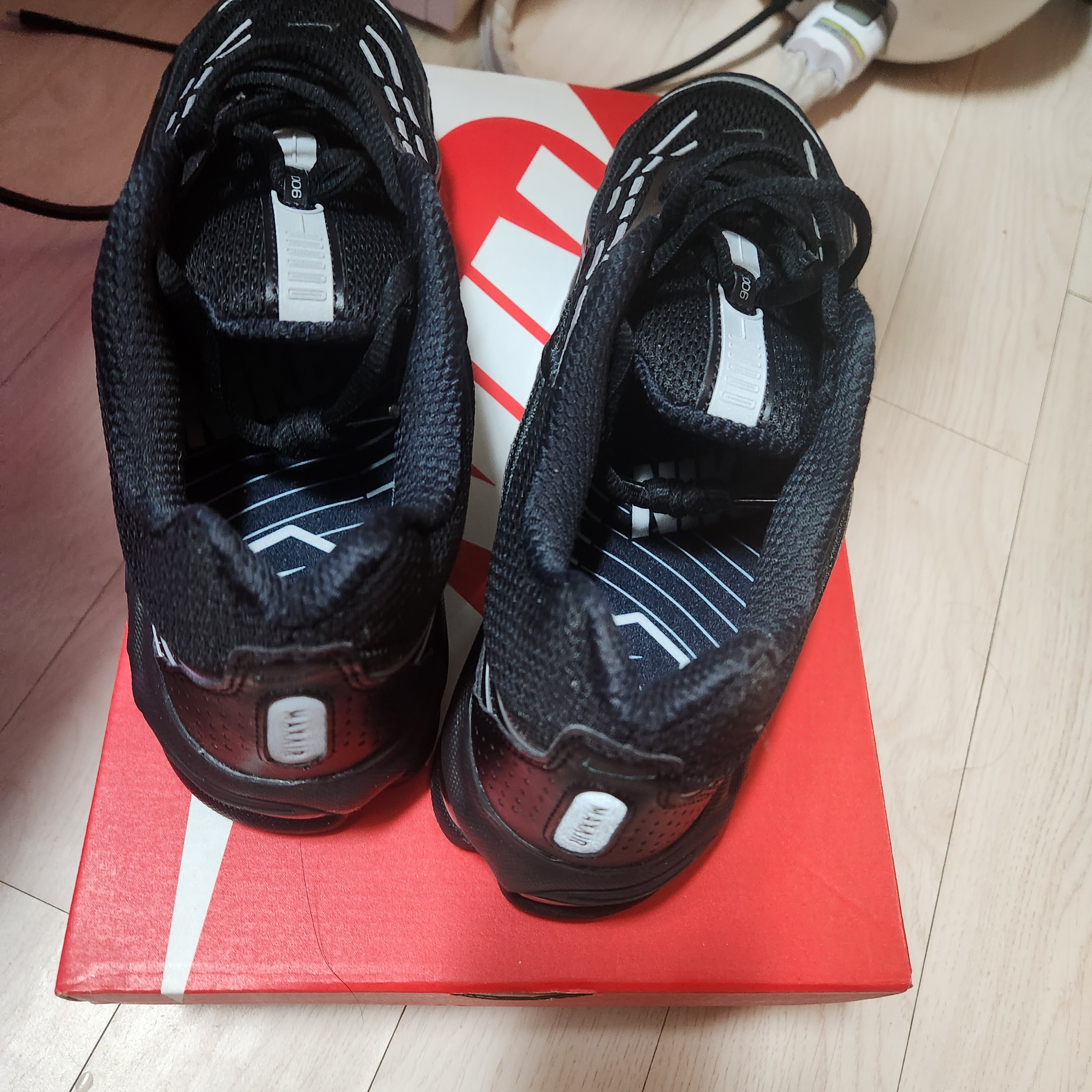 Nike Air Max TL 2.5 Black and Metallic Silver 착용 스타일 - 1