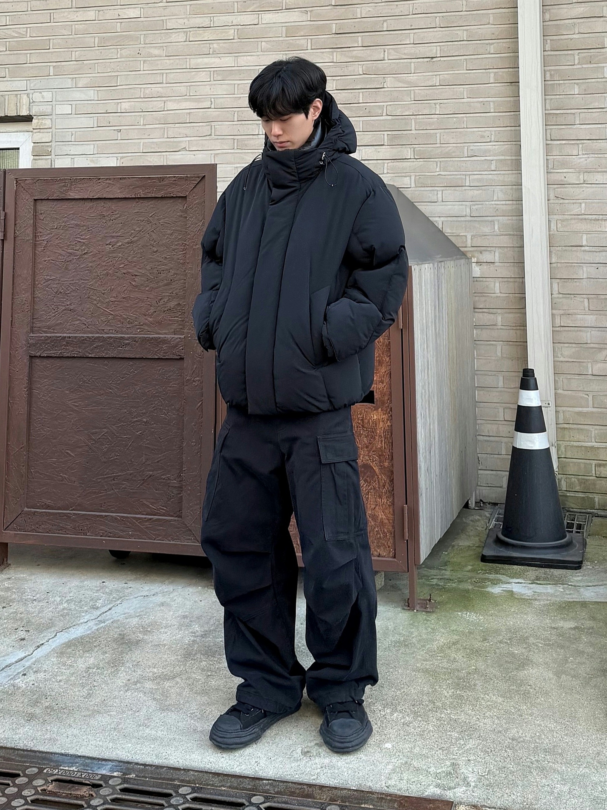 Customellow Hoodie Down Puffer Jacket Black, Maison Mihara Yasuhiro Peterson OG Sole Canvas Low Sneakers Black Black 착용 스타일 - 1