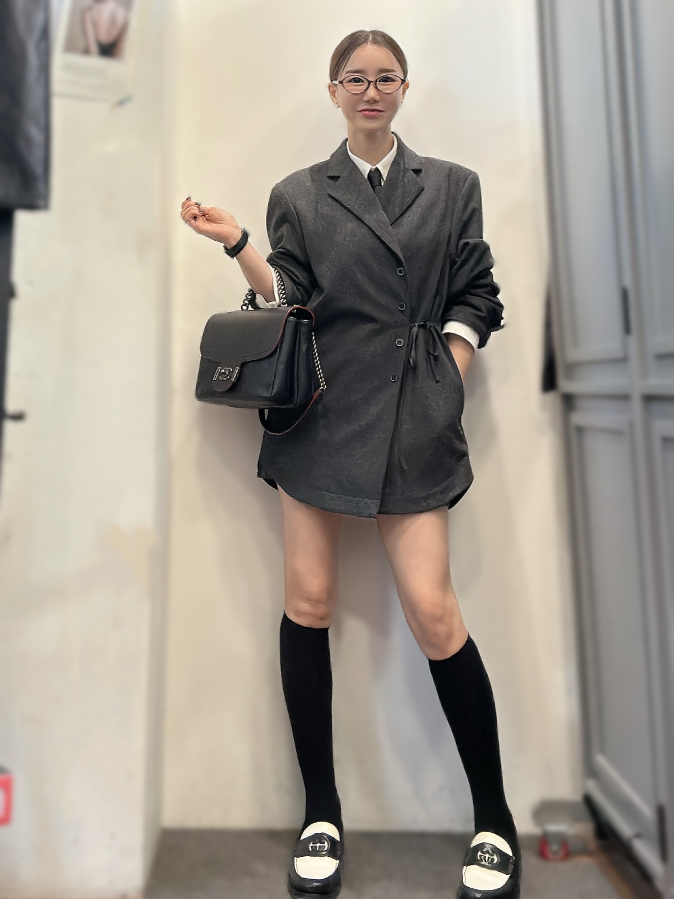 (W) Gucci Interlocking G Loafer Black White Leather 착용 스타일 - 2